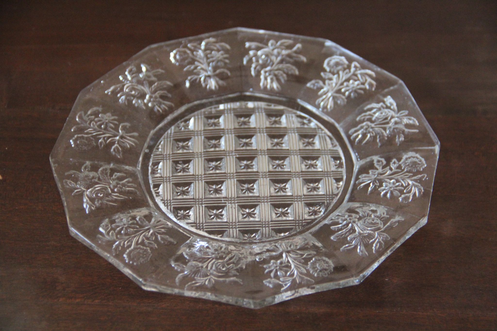 10 dessert plates in molded glass of floral motifs