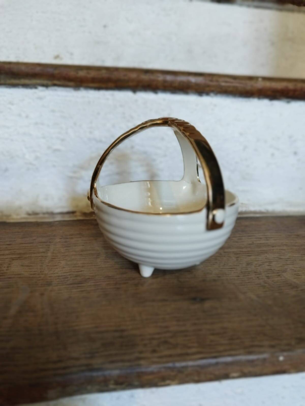 Petit panier en céramique avec dorure estampillé "Faience Tchéchoslovaquie"