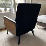Fauteuil en velours noir et cannage