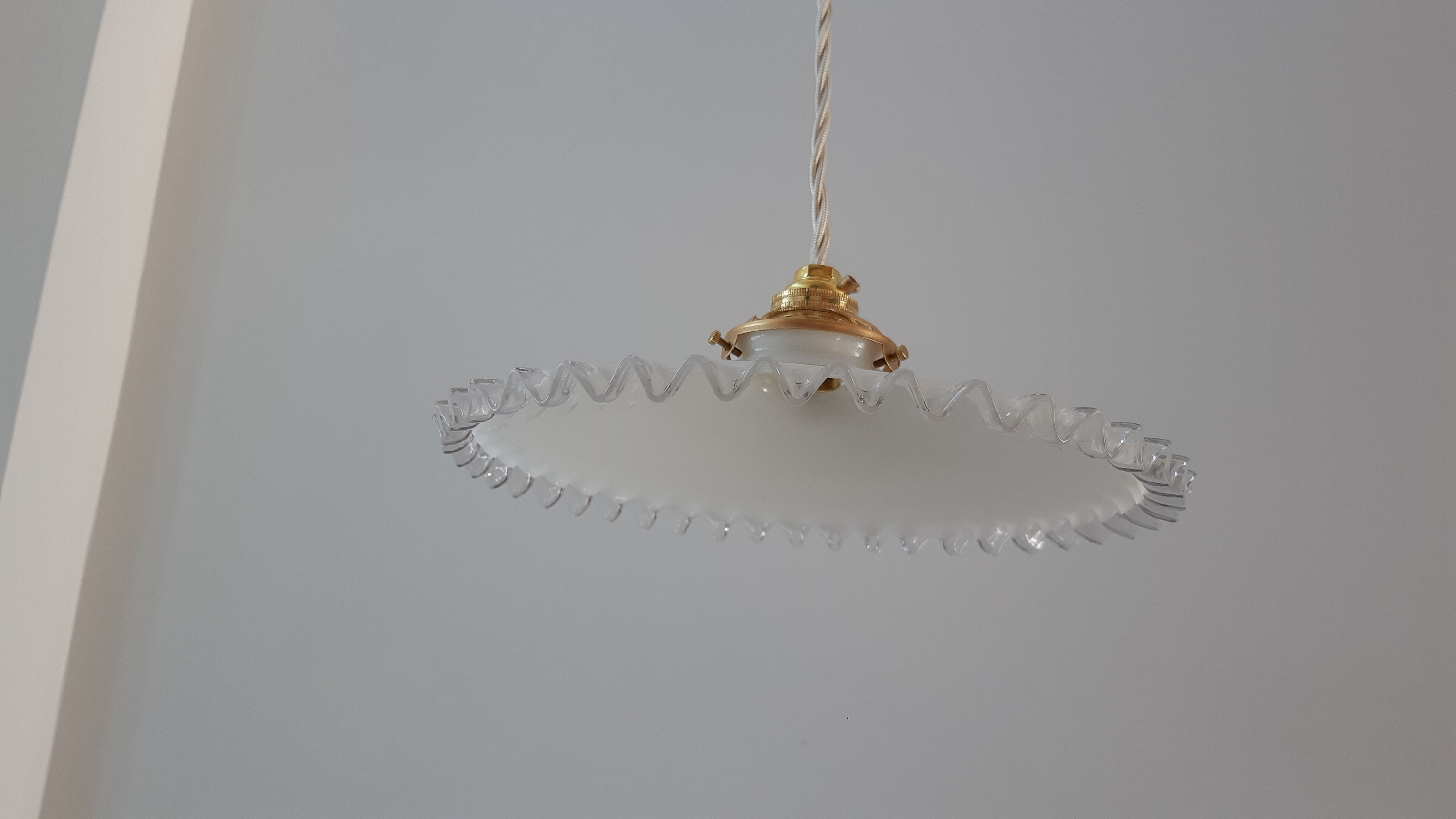 Pendant lamp in serrated opaline 40s