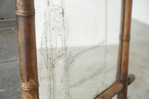 Grand miroir faux bambou en bois massif et miroir patiné, début XXe siècle