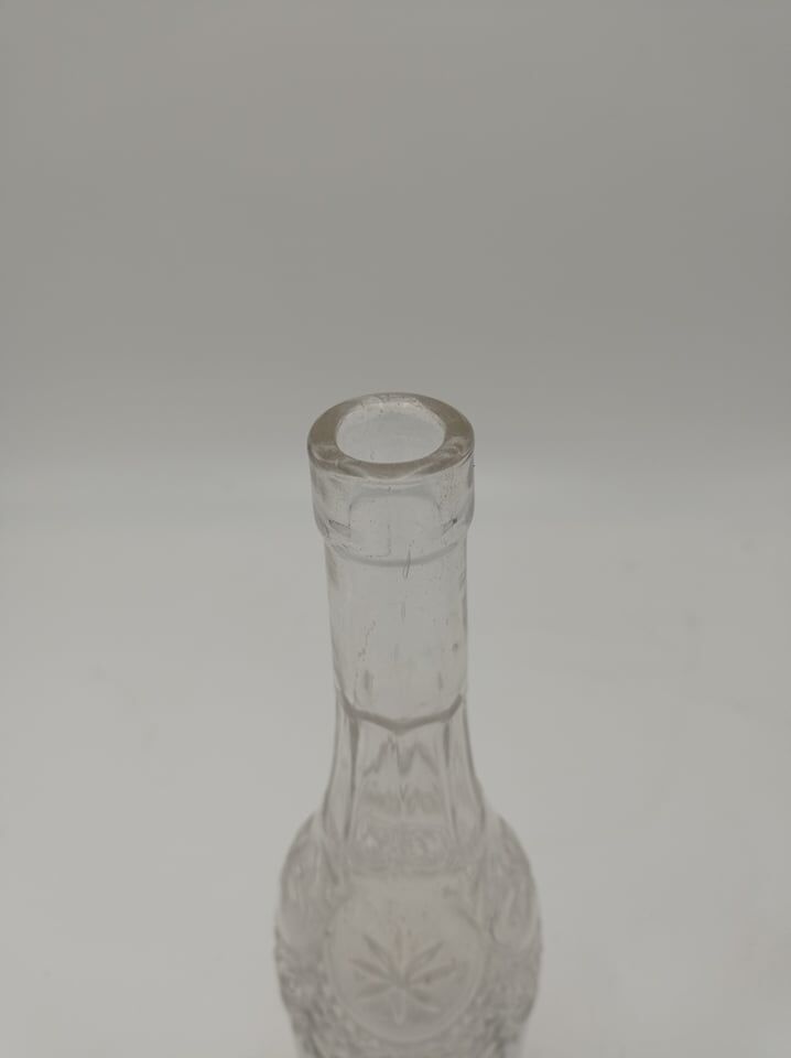 Bouteille en verre moulé