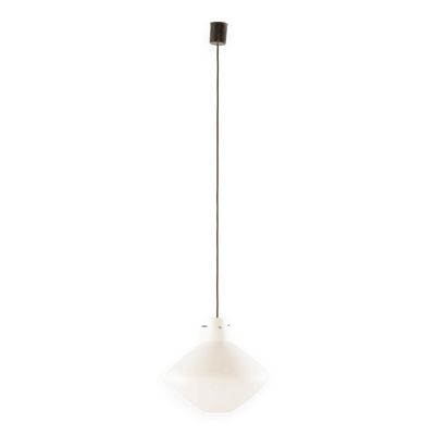 Lampe suspendue en verre opalin de style moderne italien des années 1970.