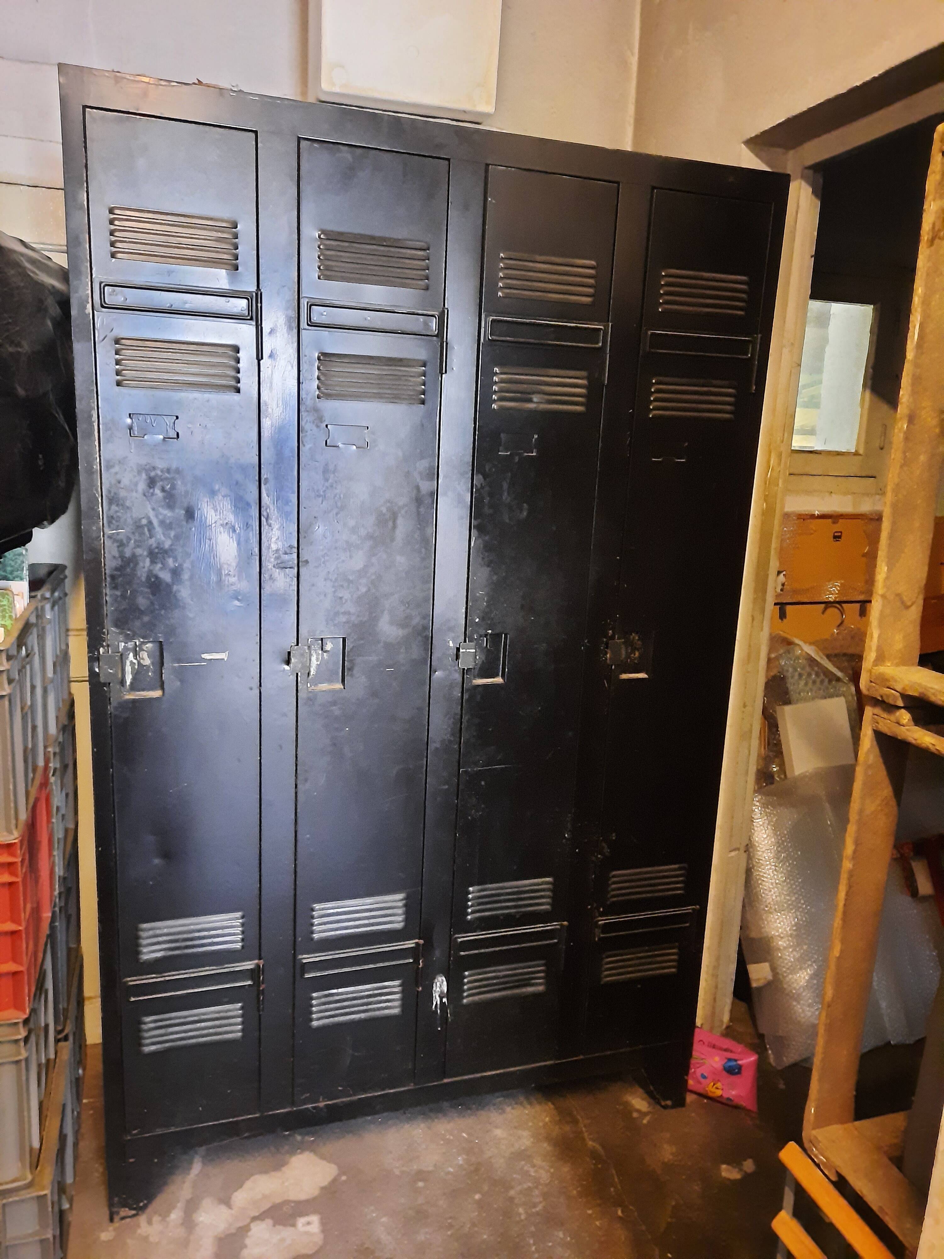 Vintage iron changing room 4 compartments
