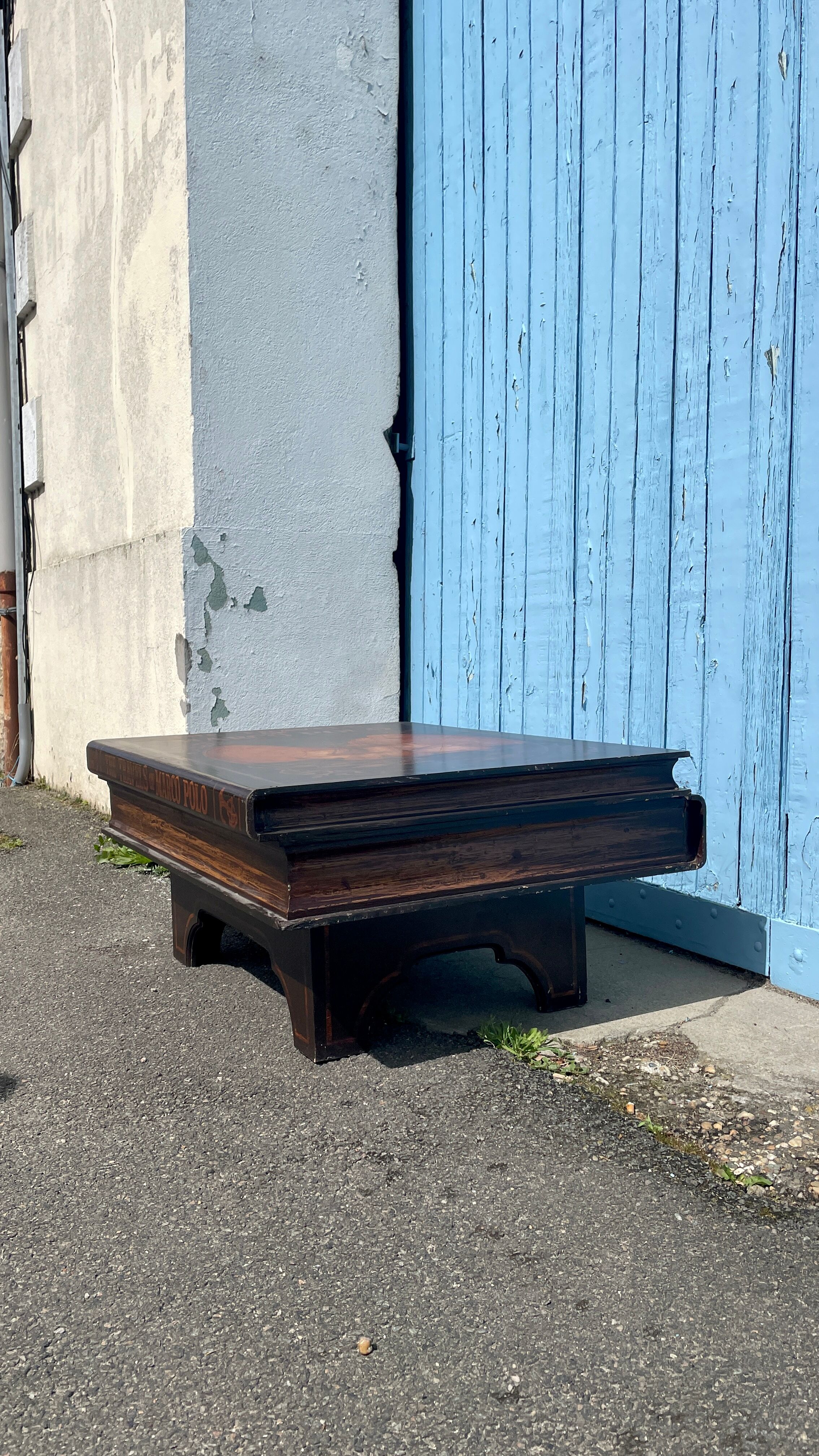 Table basse façon livre ancien, XXe siècle