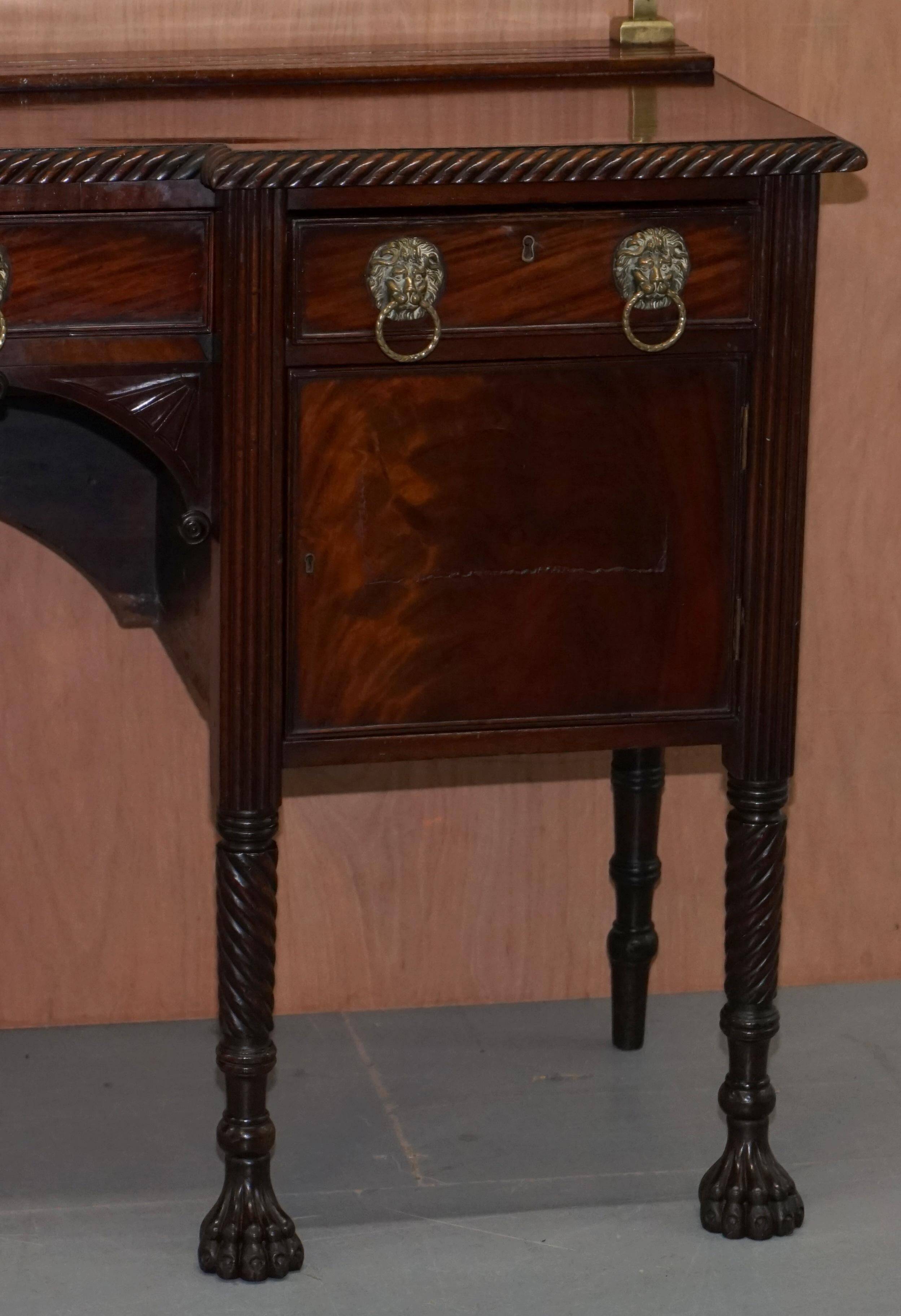 Buffet géorgien irlandais avec poignées en tête de lion en laiton