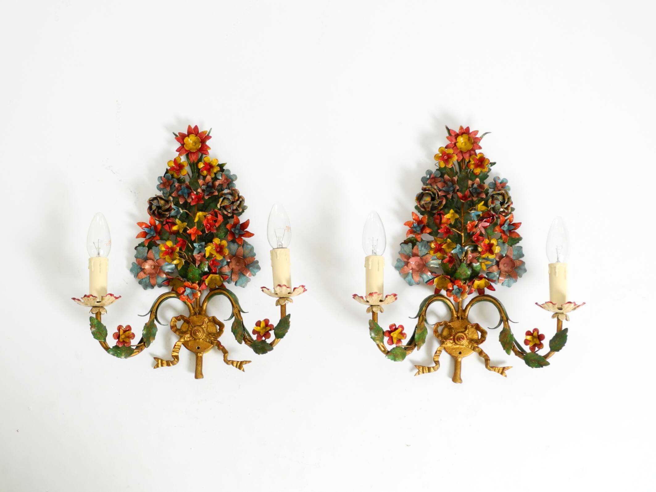 A pair of beautiful 1960s hand-painted and gilded metal wall lamps by Hans