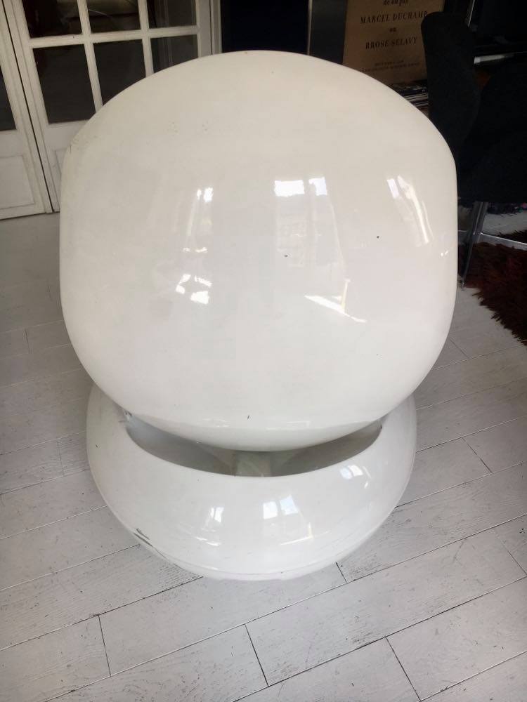 Egg chair by Peter Ghyczy