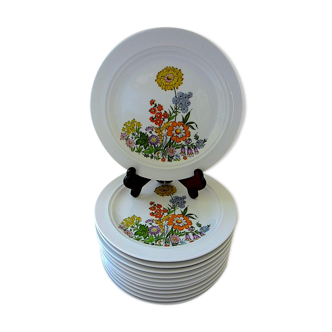 Suite of twelve "vintage" table plates with floral decoration