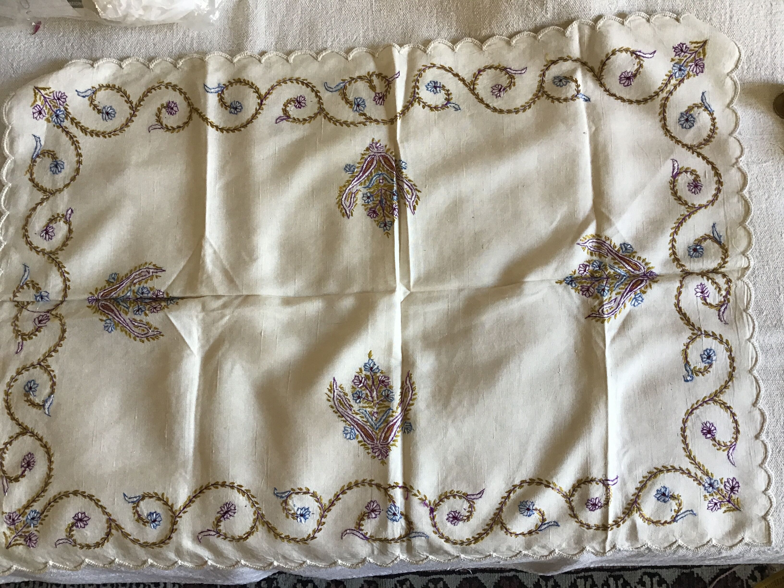 Grey silk nape and towels embroidered with coloured cashmere patterns