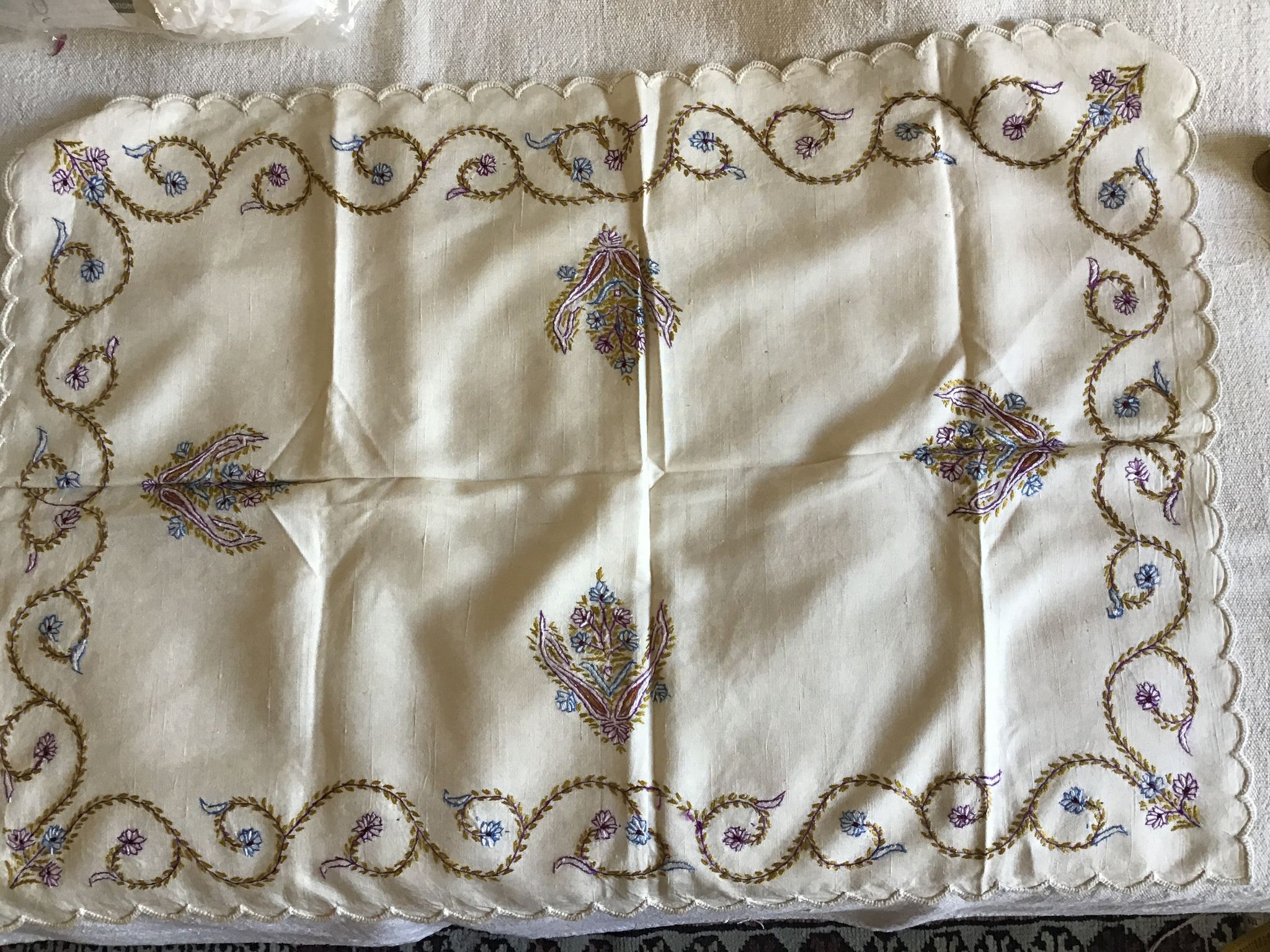 Nappe et serviettes en soie grège brodée de motifs cachemires  en couleur