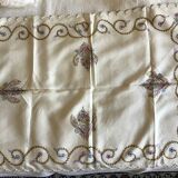 Nappe et serviettes en soie grège brodée de motifs cachemires  en couleur