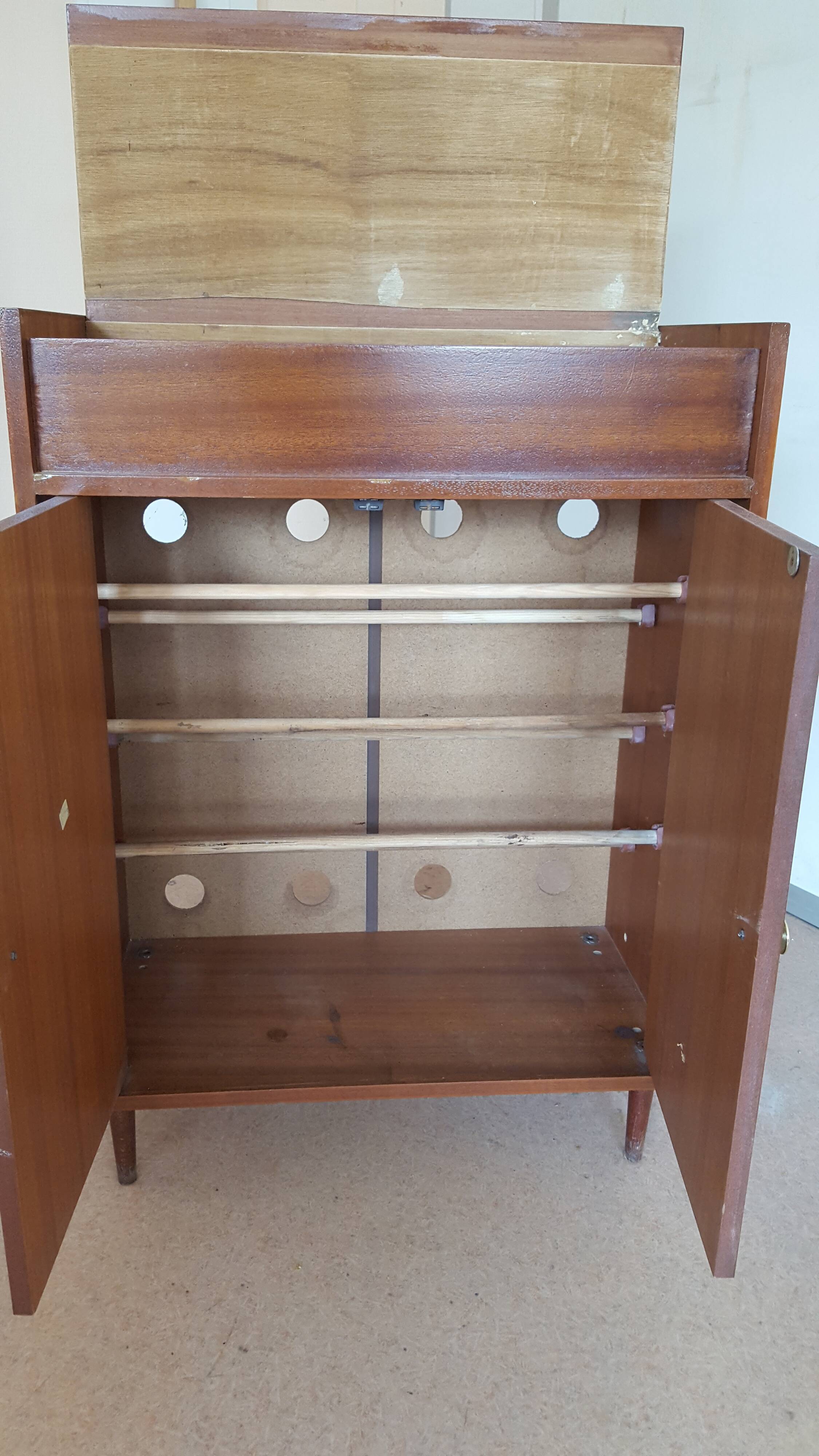 Shoe cabinet
