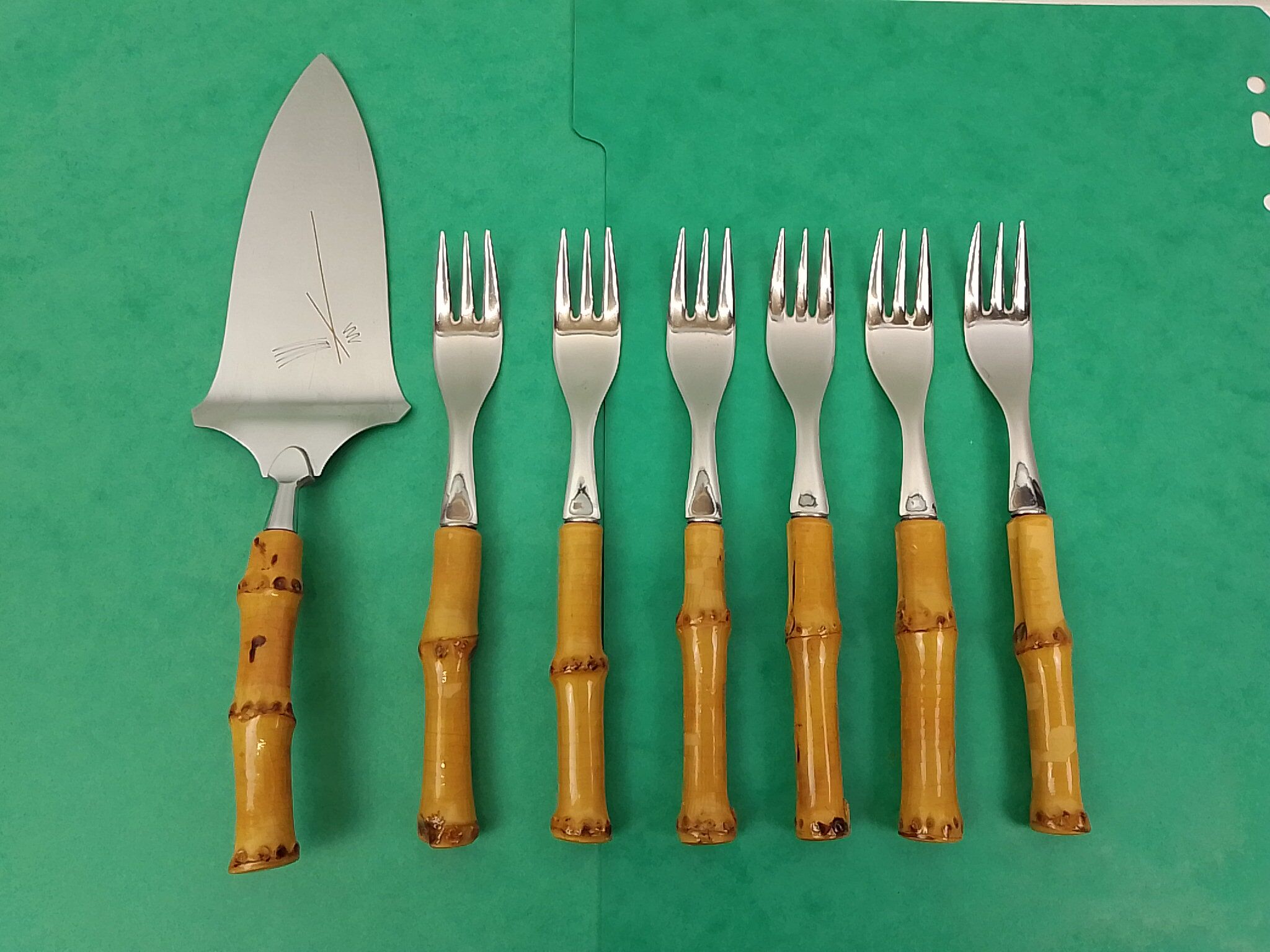 Set of 7 cutlery with bamboo sleeve dessert