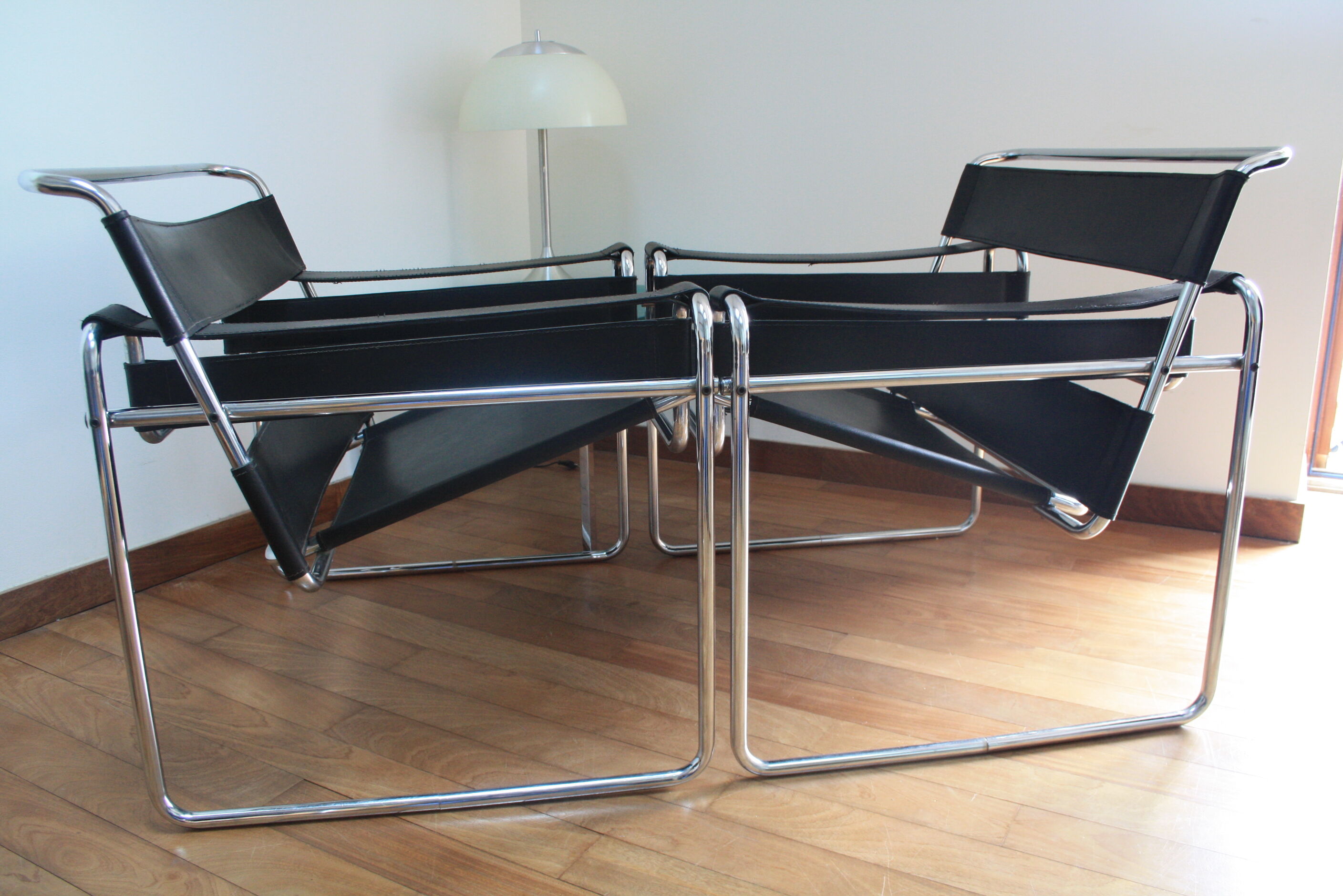 Paire de fauteuils B3 "Wassily" cuir design Marcel Breuer