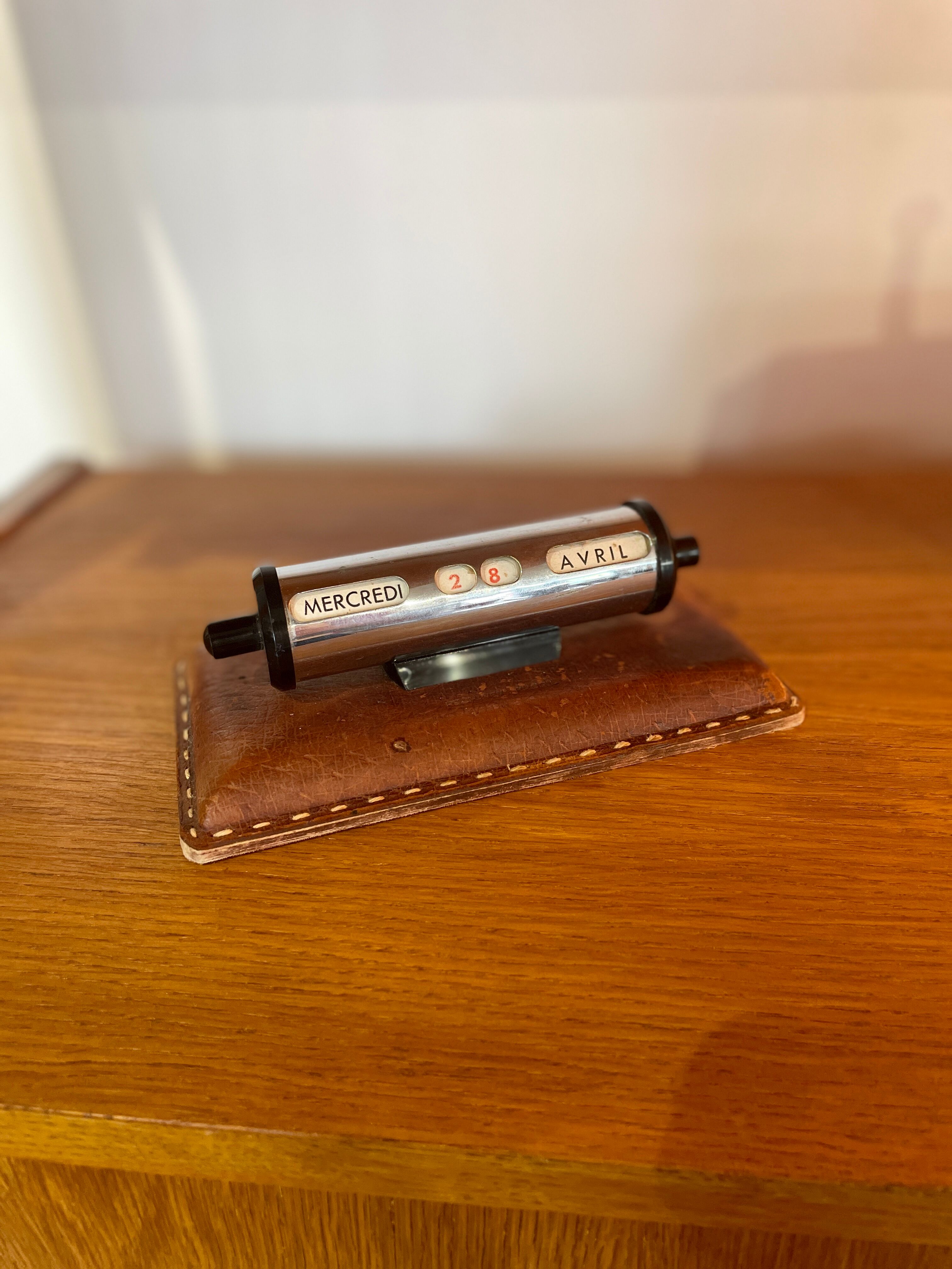 Perpetual calendar in leather and chrome