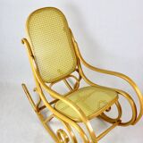 Chaise à bascule vintage en bois naturel attribuée à Michael Thonet