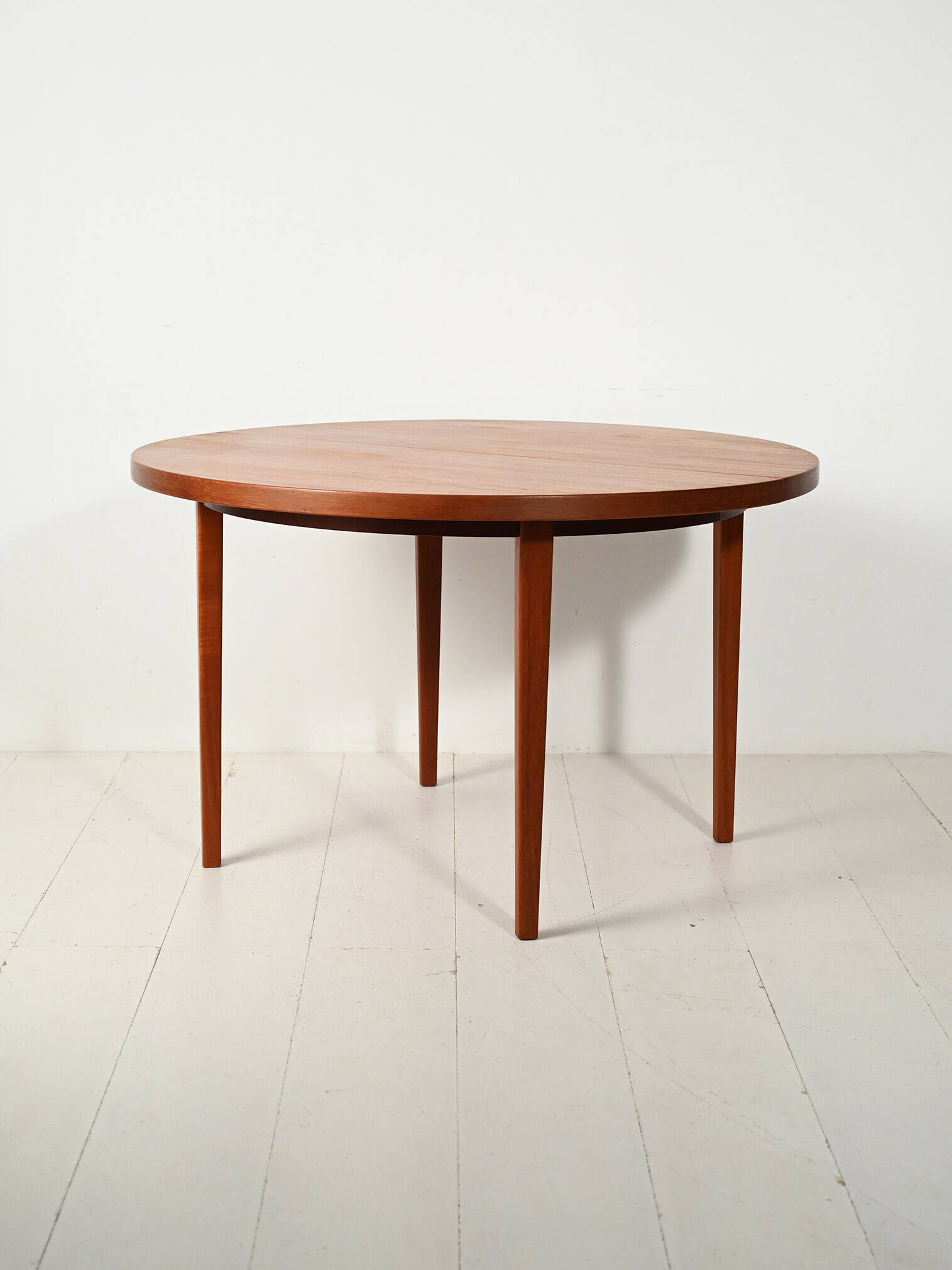 Table de salle à manger ronde scandinave des années 1960 en teck rayé