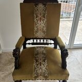 Grand fauteuil / trône ancien en noyer sculpté à têtes de lions.
