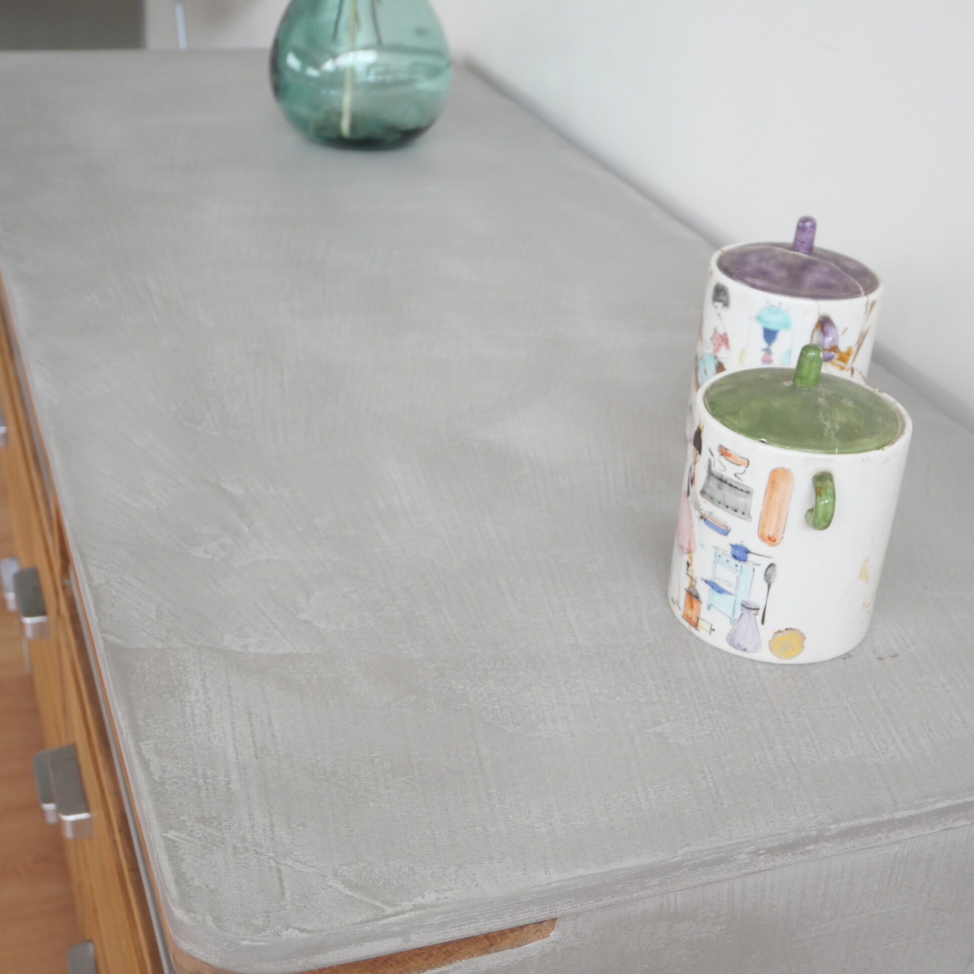 Craft furniture in wood and waxed concrete