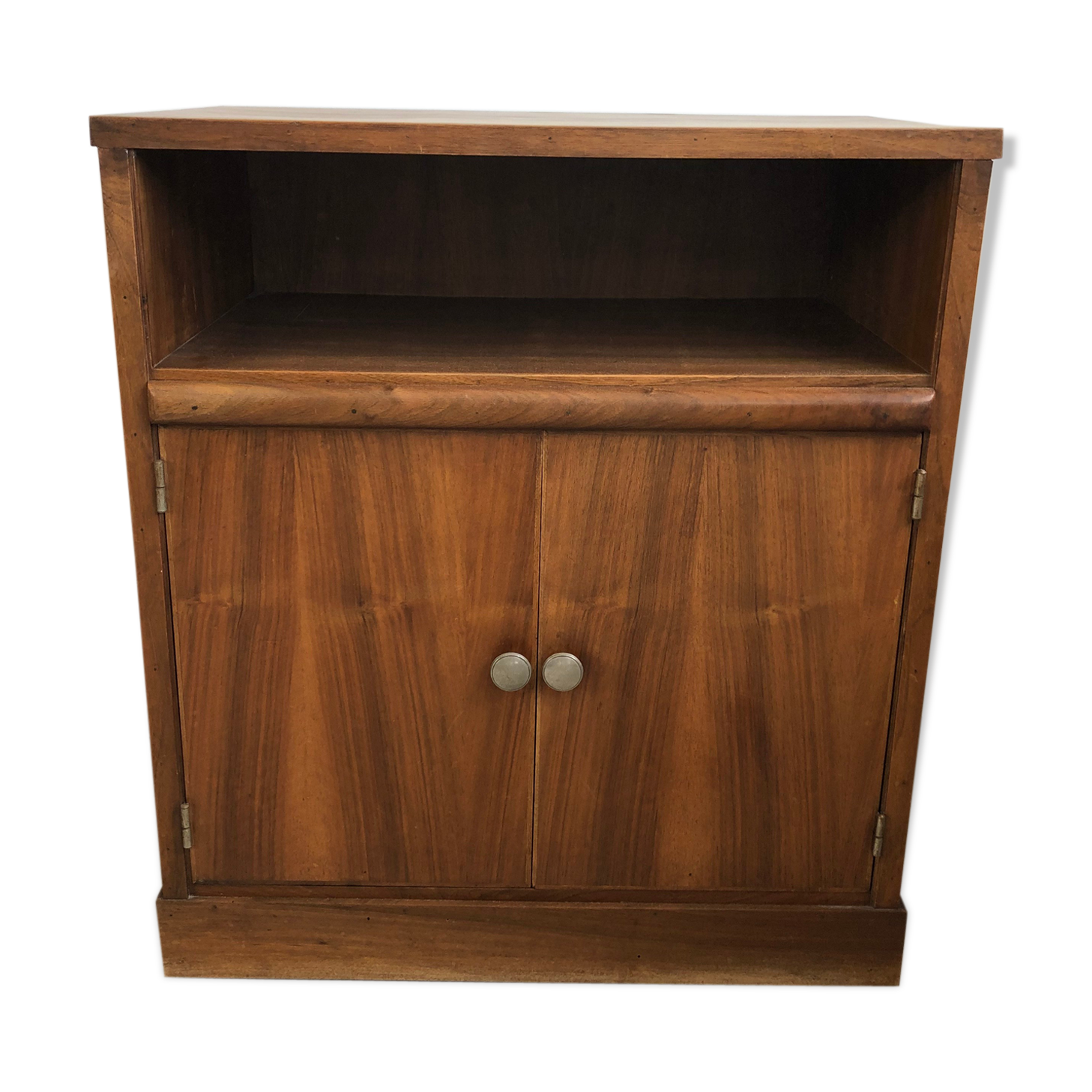 Simple and elegant 1950s bar