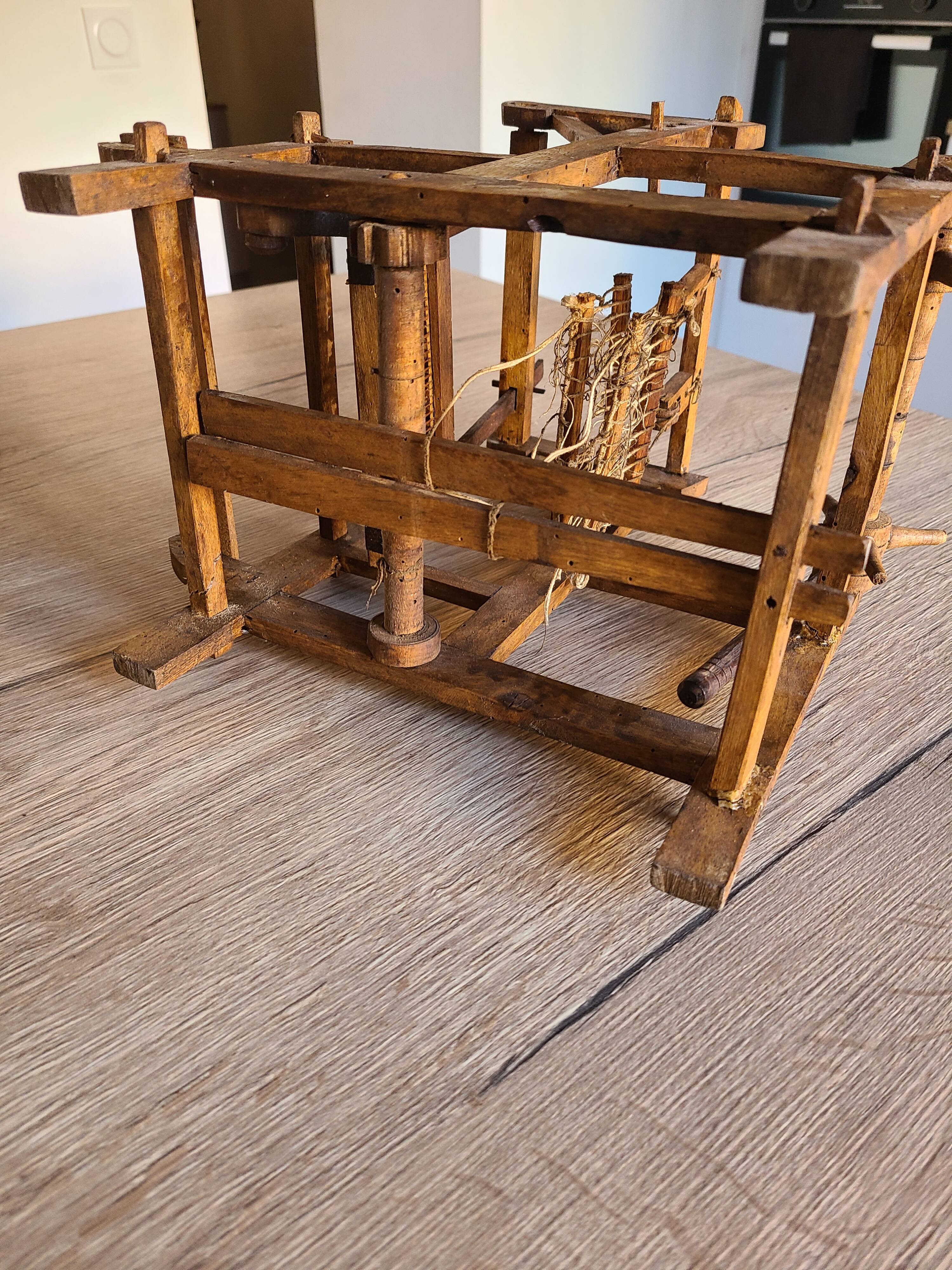 Table loom, old, made of wood.