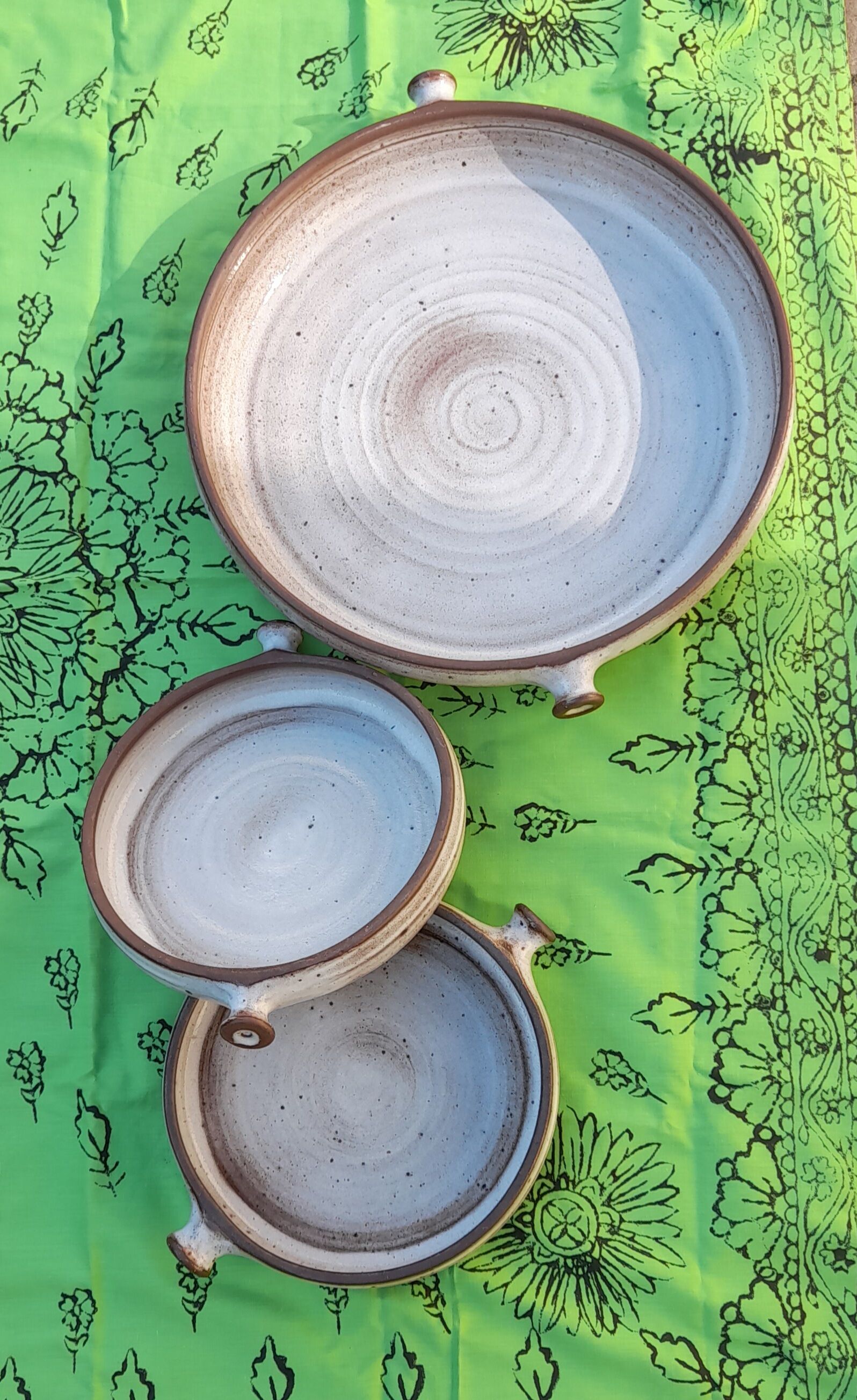 Set of 3 dishes in varnished pyrity sandstone, cream and brown