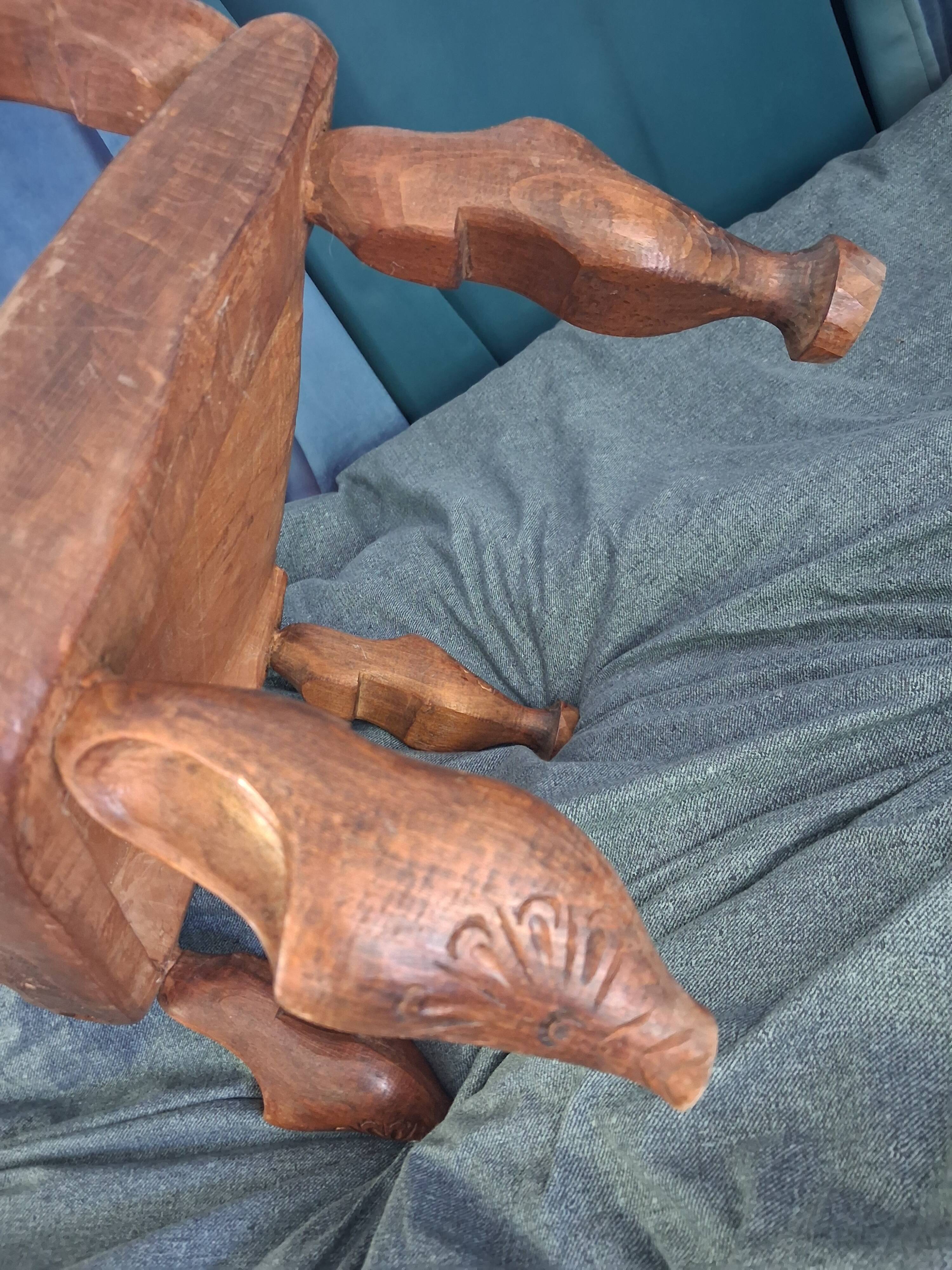 Chaise enfant en chêne sculpté. Ancien meuble breton