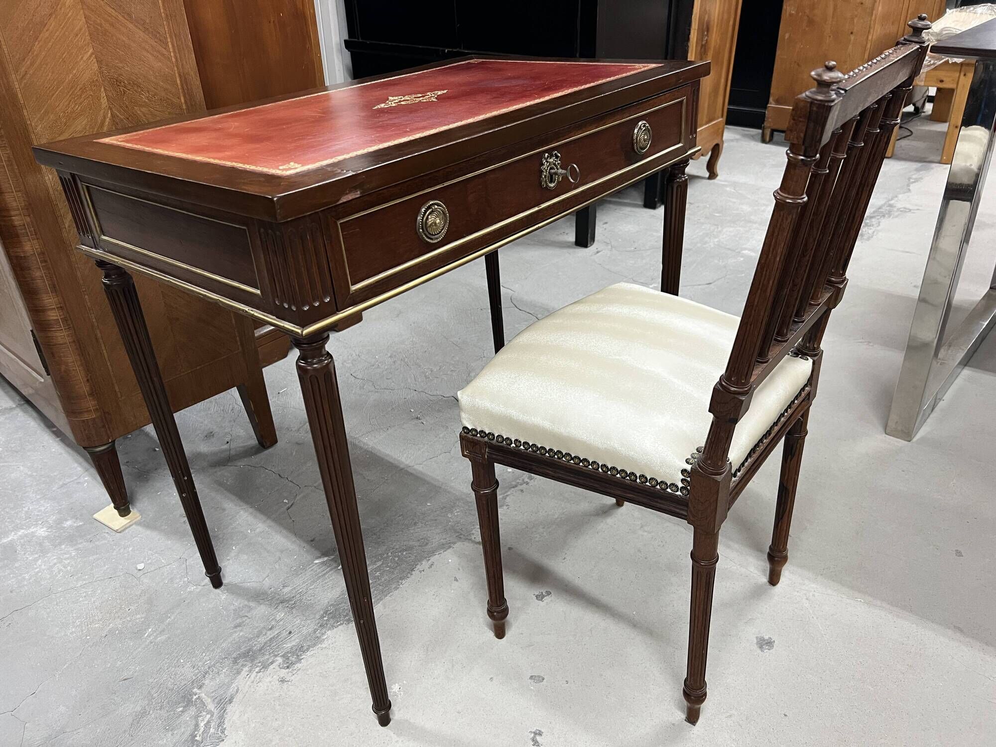Flat desk and Louis XVI style chair in mahogany veneer (nineteenth century)