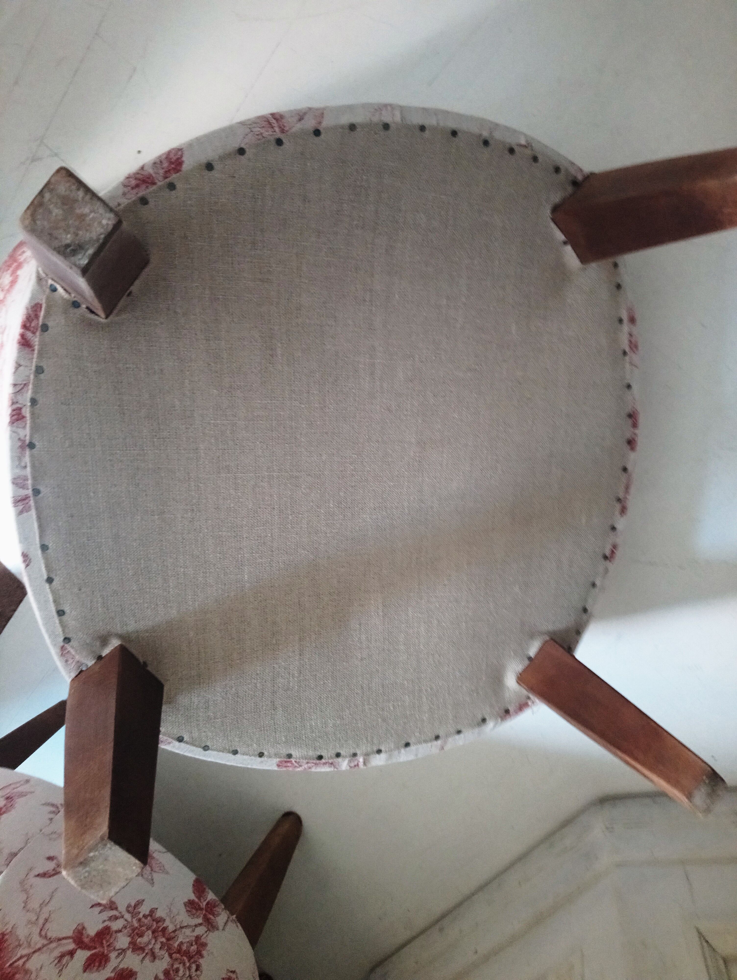 Pair of chairs toads