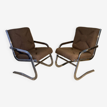 Paire de fauteuils/chauffeuses design années 70 en chrome et tissu marron