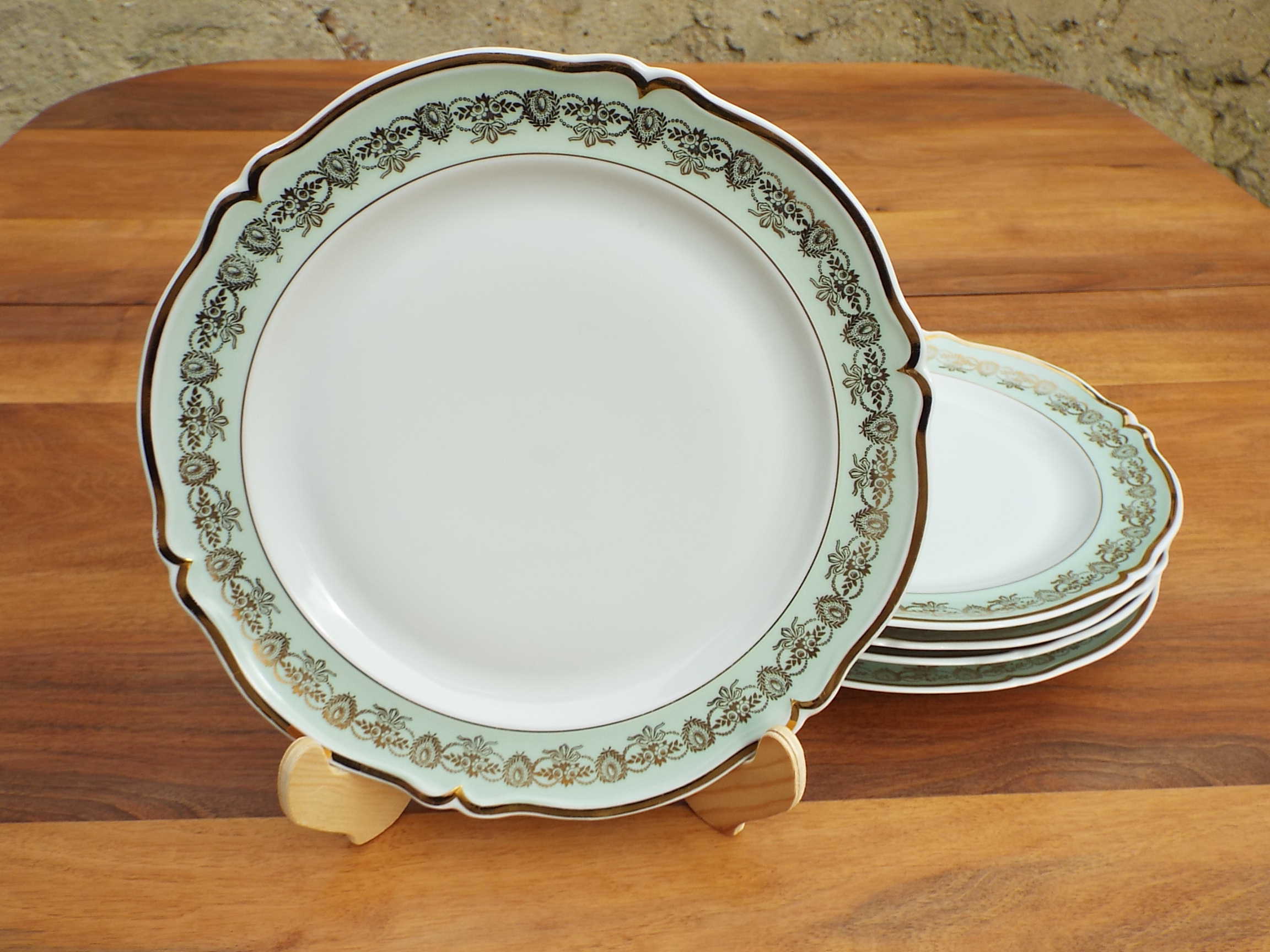 5 flat porcelain plates