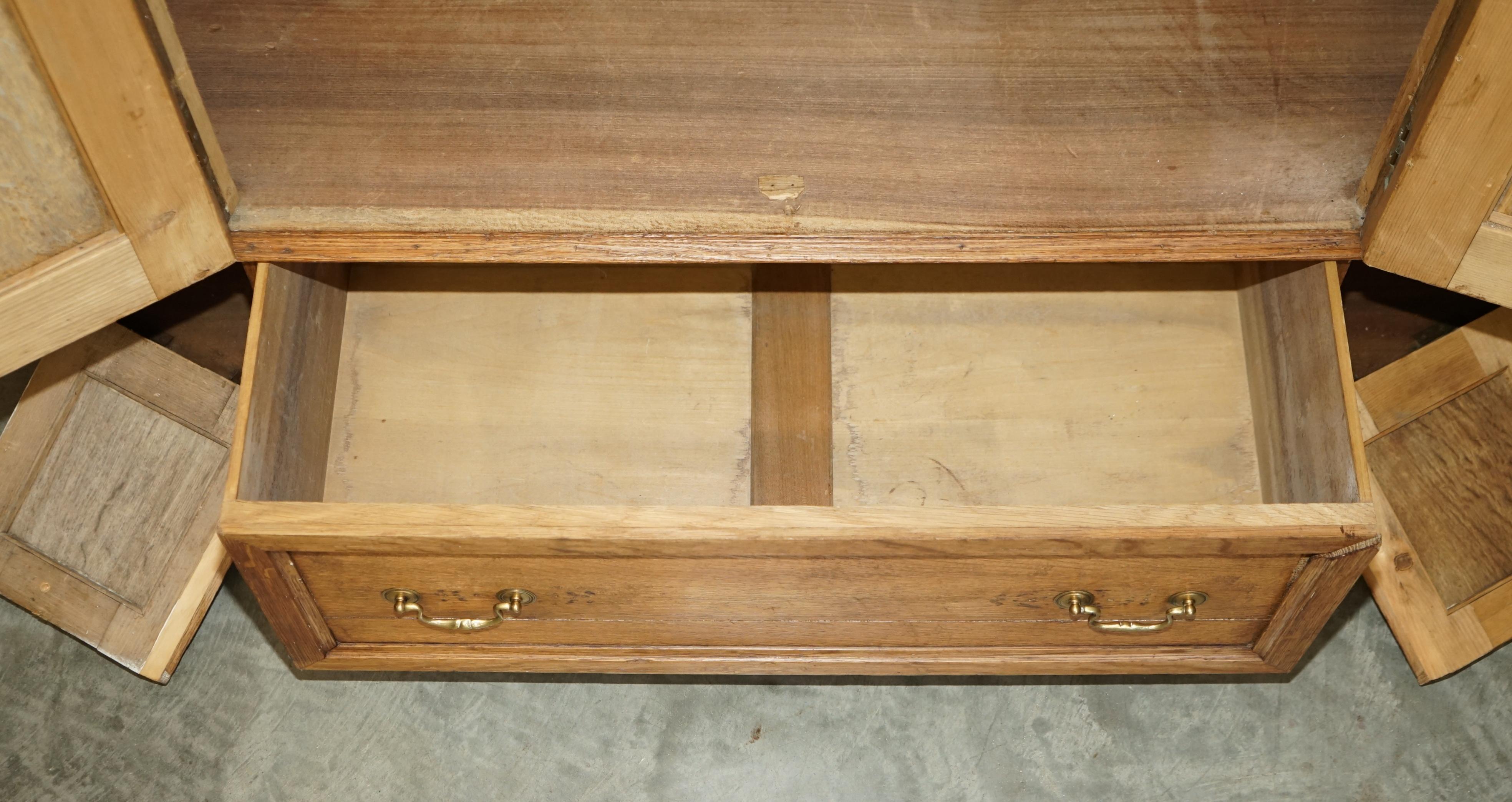 Armoire Victorien en Pin circa 1880