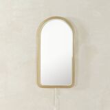 Magnifique miroir des années 1970. Monture en métal avec cadre en verre acrylique et rétroéclairage. Fabriqué en Allemagne.