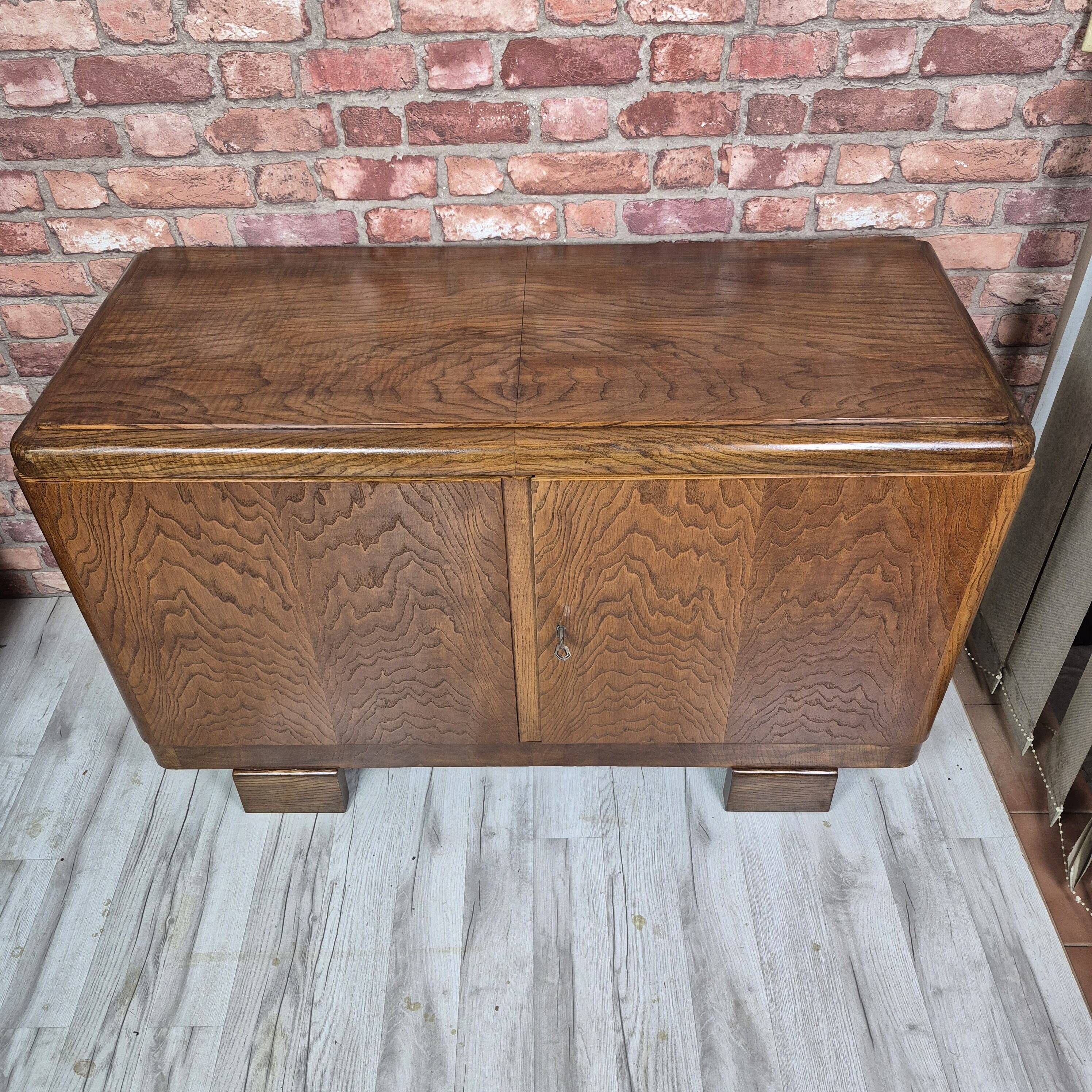 Commode basse en chêne Art Déco restaurée, console TV des années 1940.