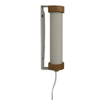 Vintage adjustable wall light, white lacquered metal and pine, Sweden, 1980.