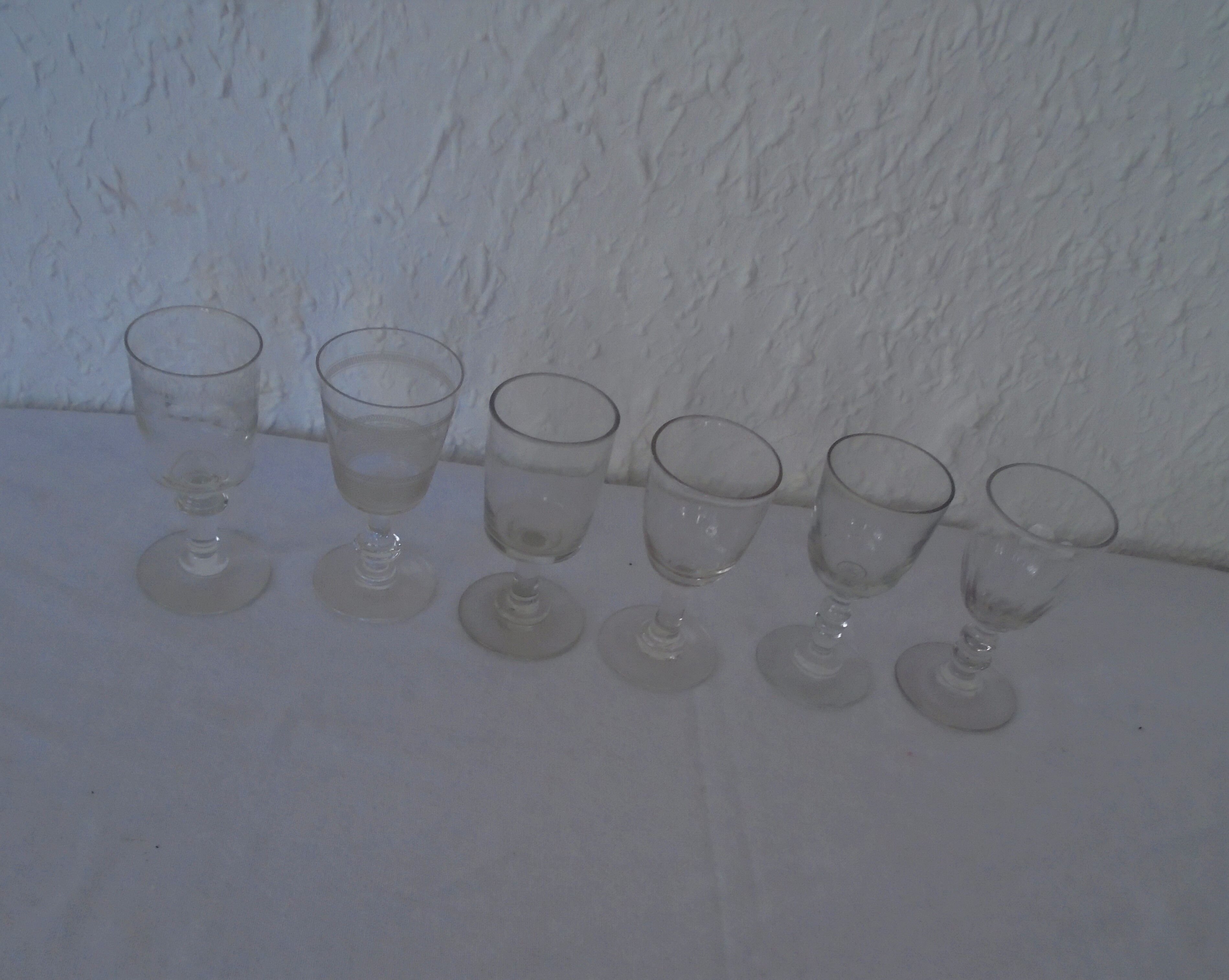 Set de 6 verres anciens dont 2 gravés formes diverses pr