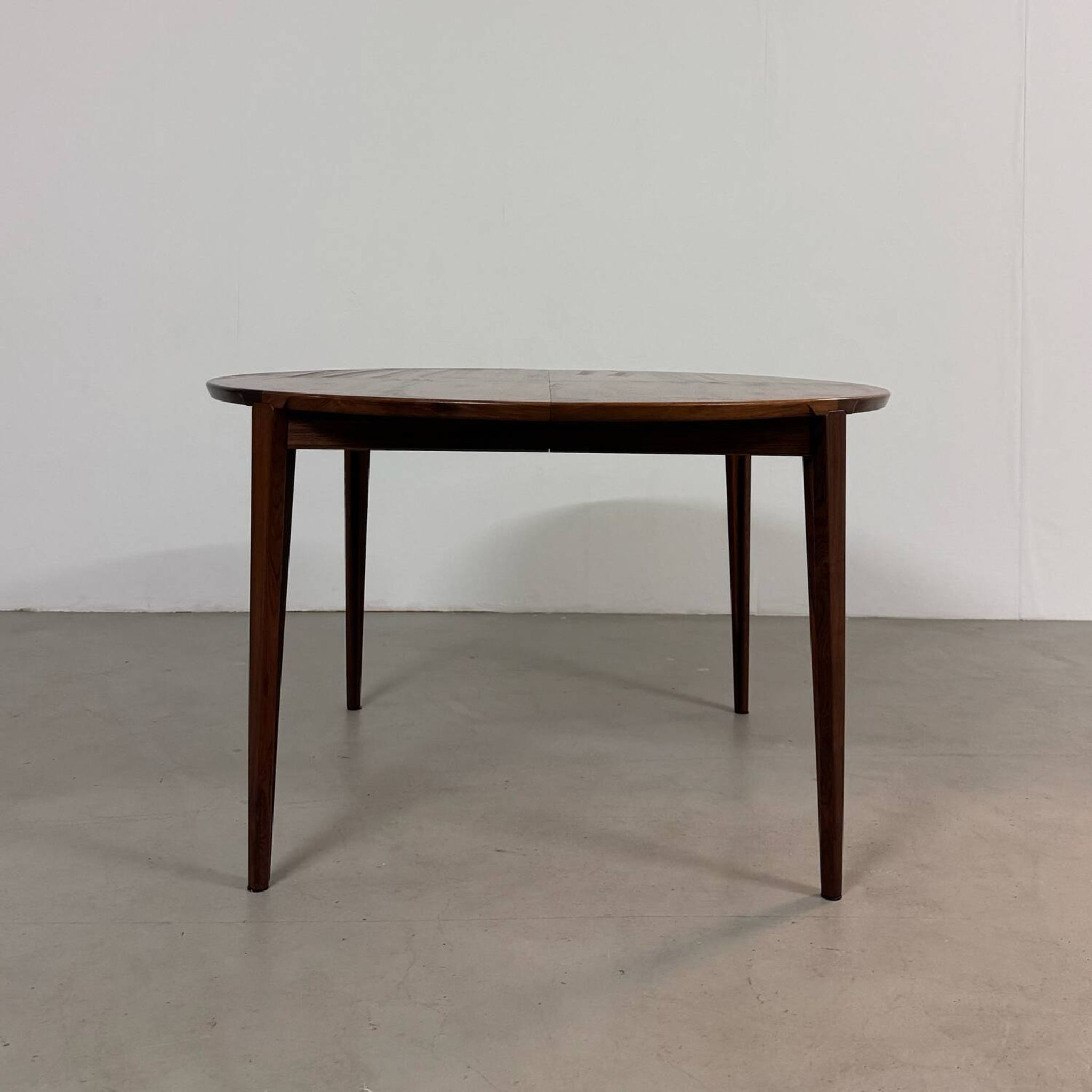 Mid-Century Round Dining Table in Palisander Henry Rosengren Hansen, Denmark 1960s
