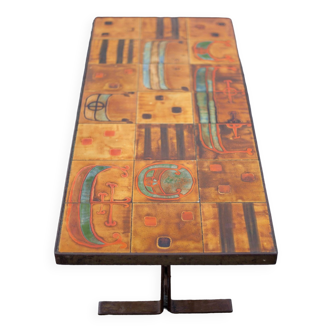 Table basse brutaliste carrelée orange motifs pirogues, années 70