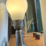 Lampe globe en opaline blanche et pied chromé
