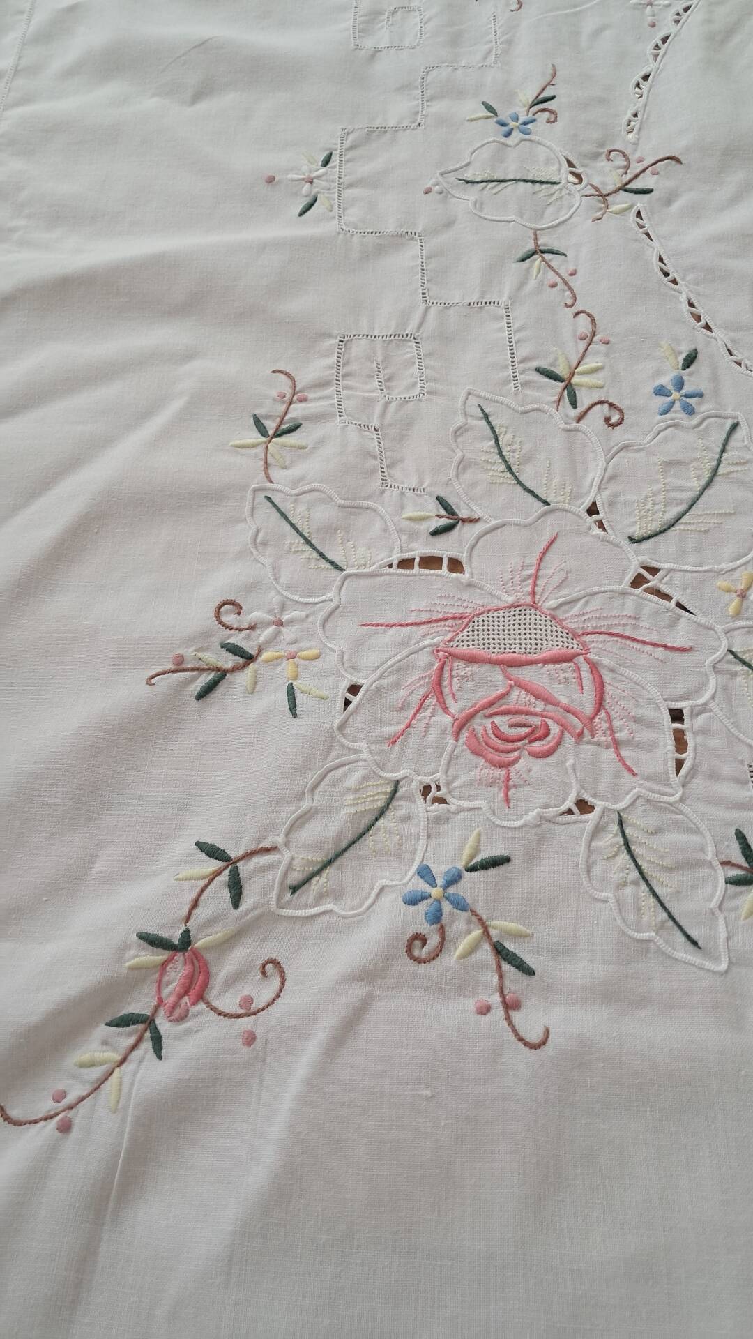 Antique hand-embroidered tablecloth with floral patterns and Richelieu cutwork – 160 x