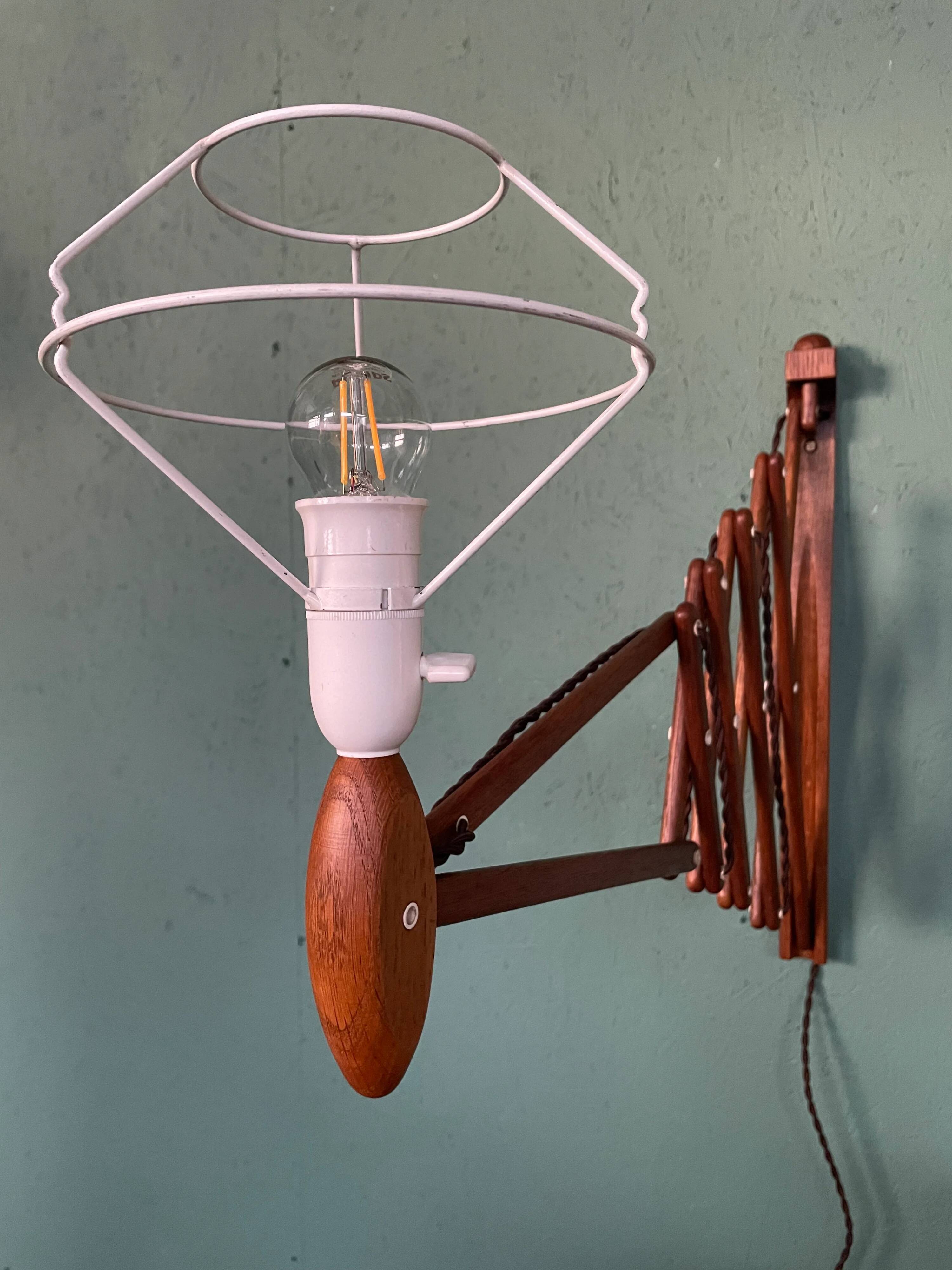 Vintage Le Klint scissor lamp in oak from the 1960s