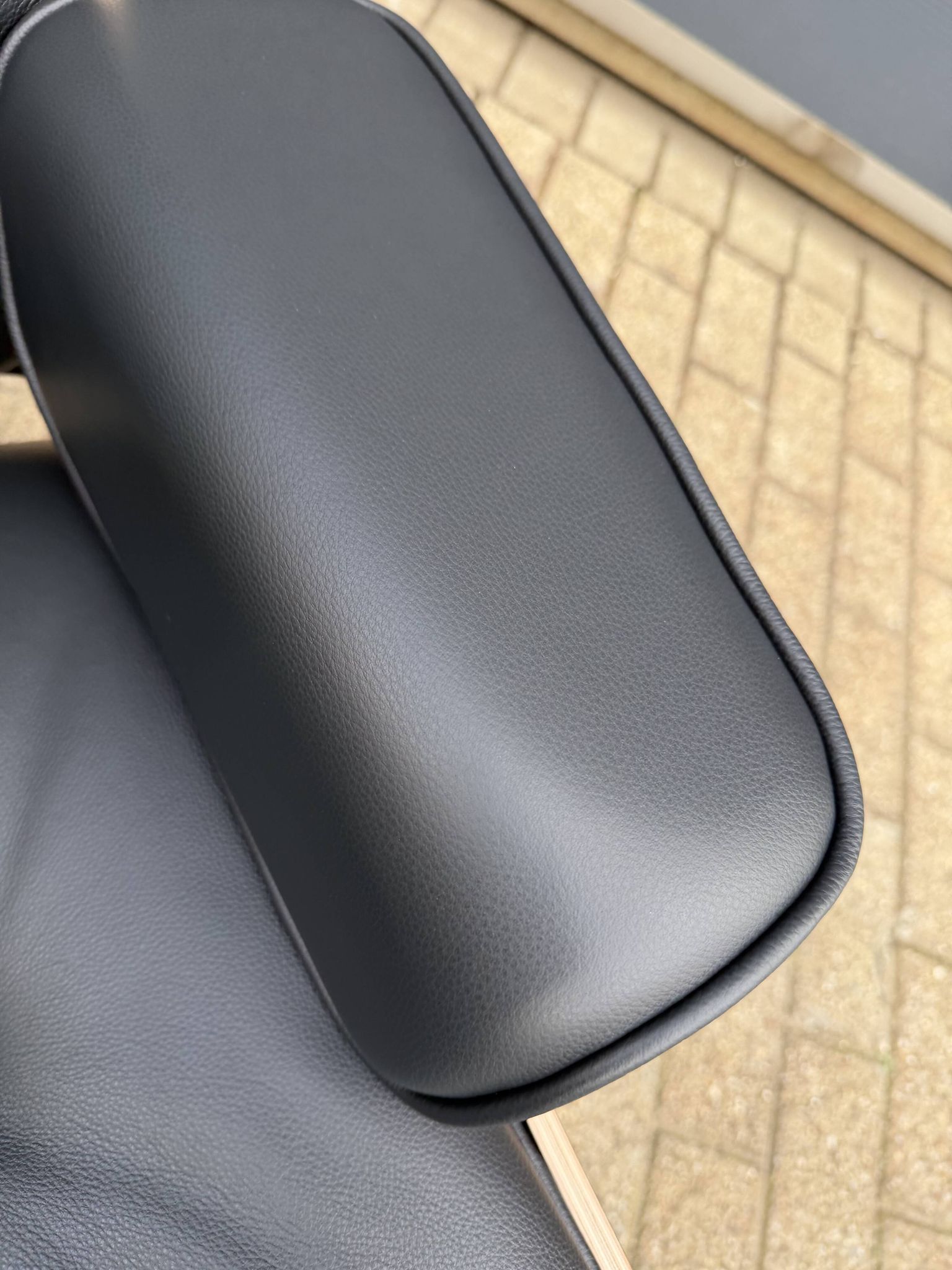 Vitra Eames Lounge chair XL + Ottoman, Zwart leder & Santos Palissander