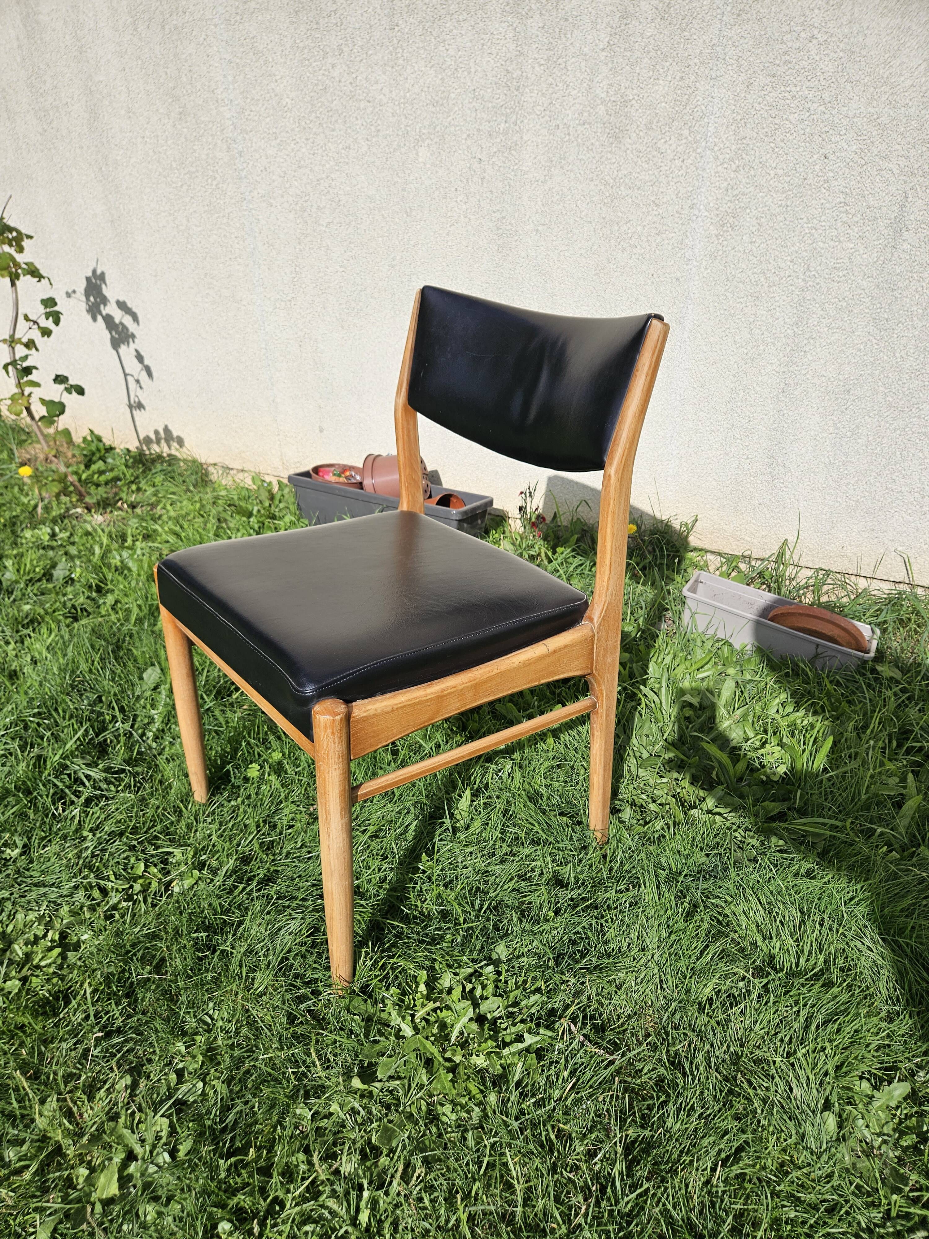 Chaise scandinave assise et dossier similicuir