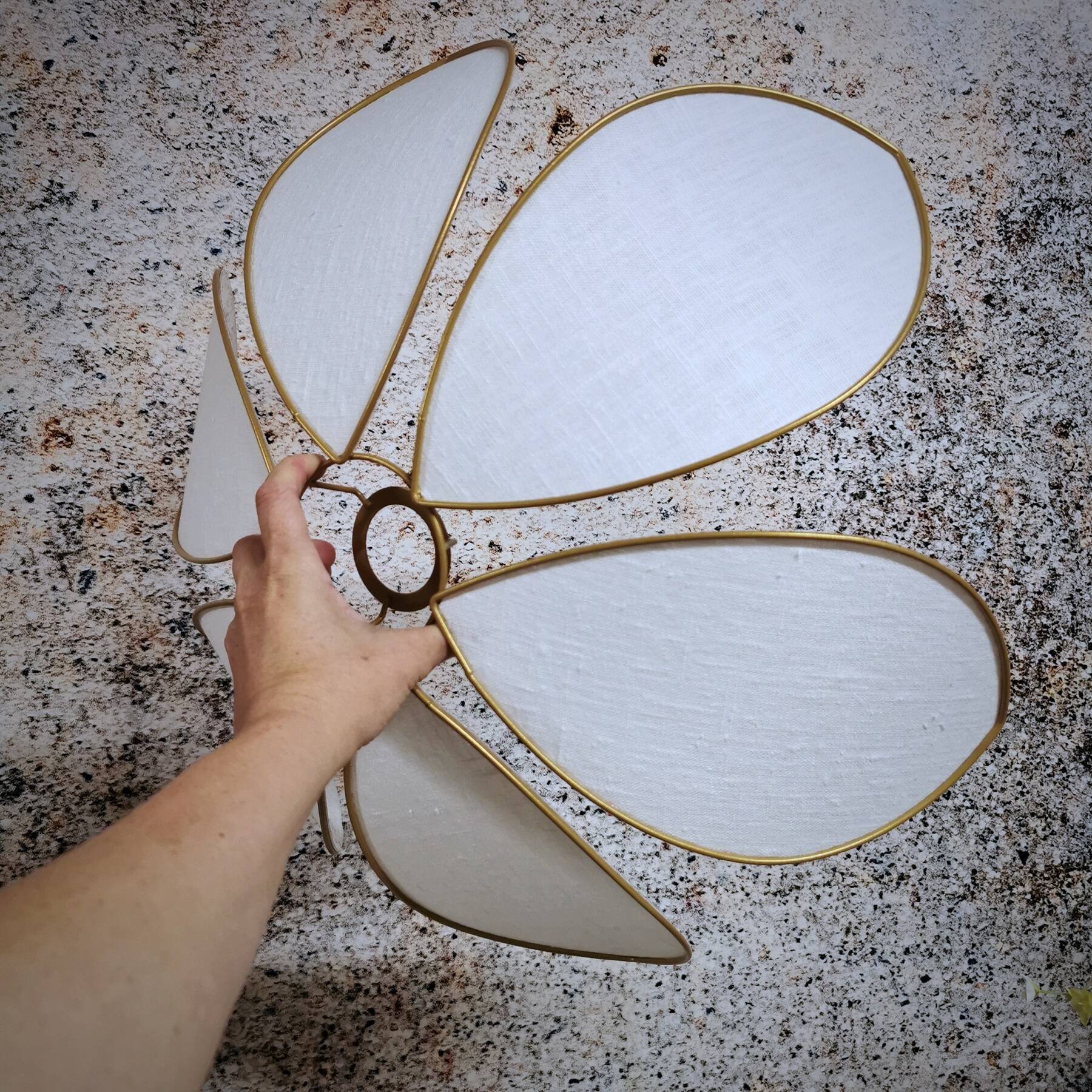 Flower suspension with metal structure and white linen petals