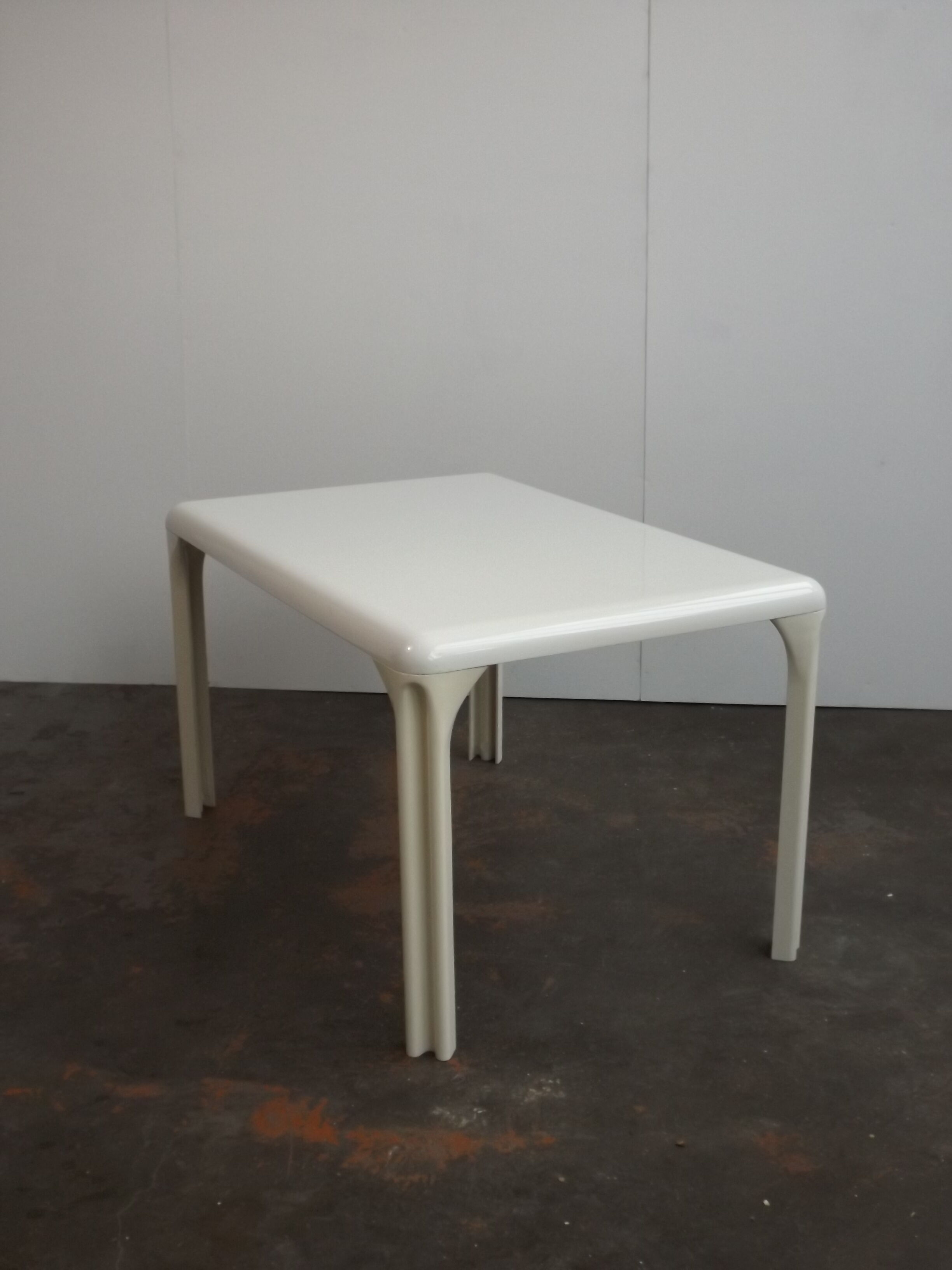 Stadio table by Vico Magistretti, Artemide