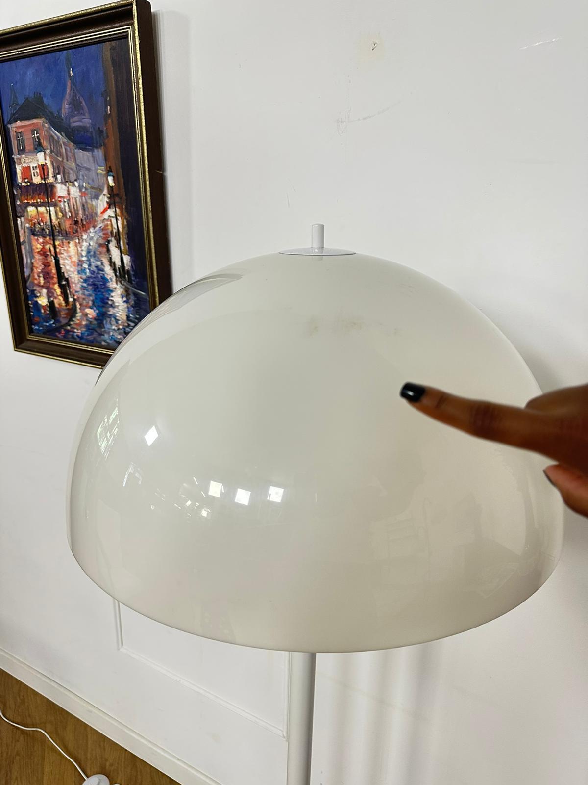 Lampe vintage blanche pied tulipe par Knud Christensen