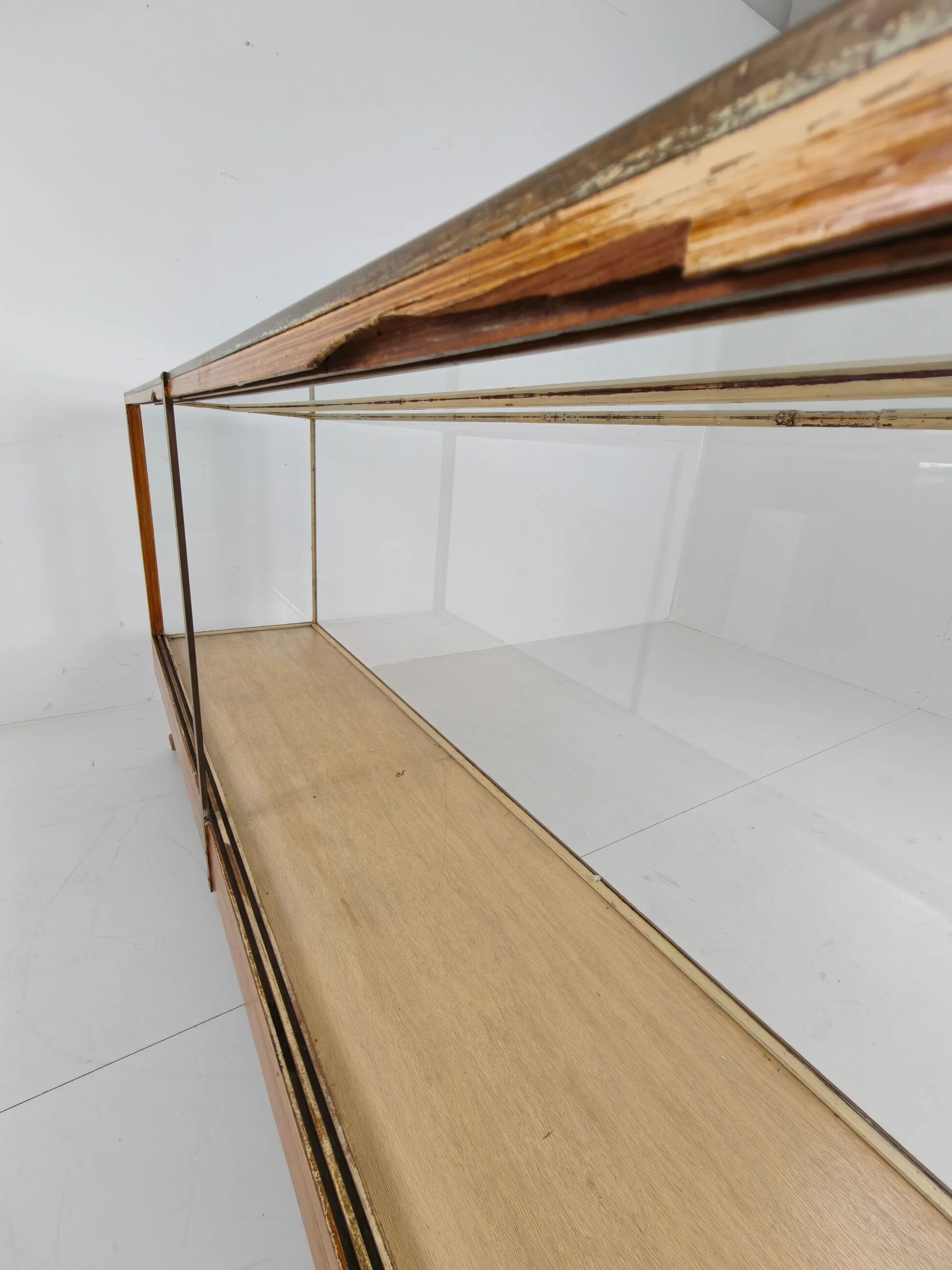 Comptoir de magasin ancien en laiton anglais – modèle étroit avec mesures en yards