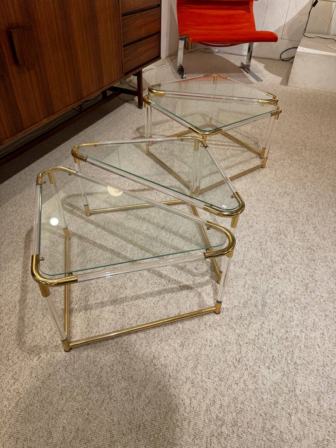 Coffee table and its 4 associated nesting tables in plexiglass and gold metal