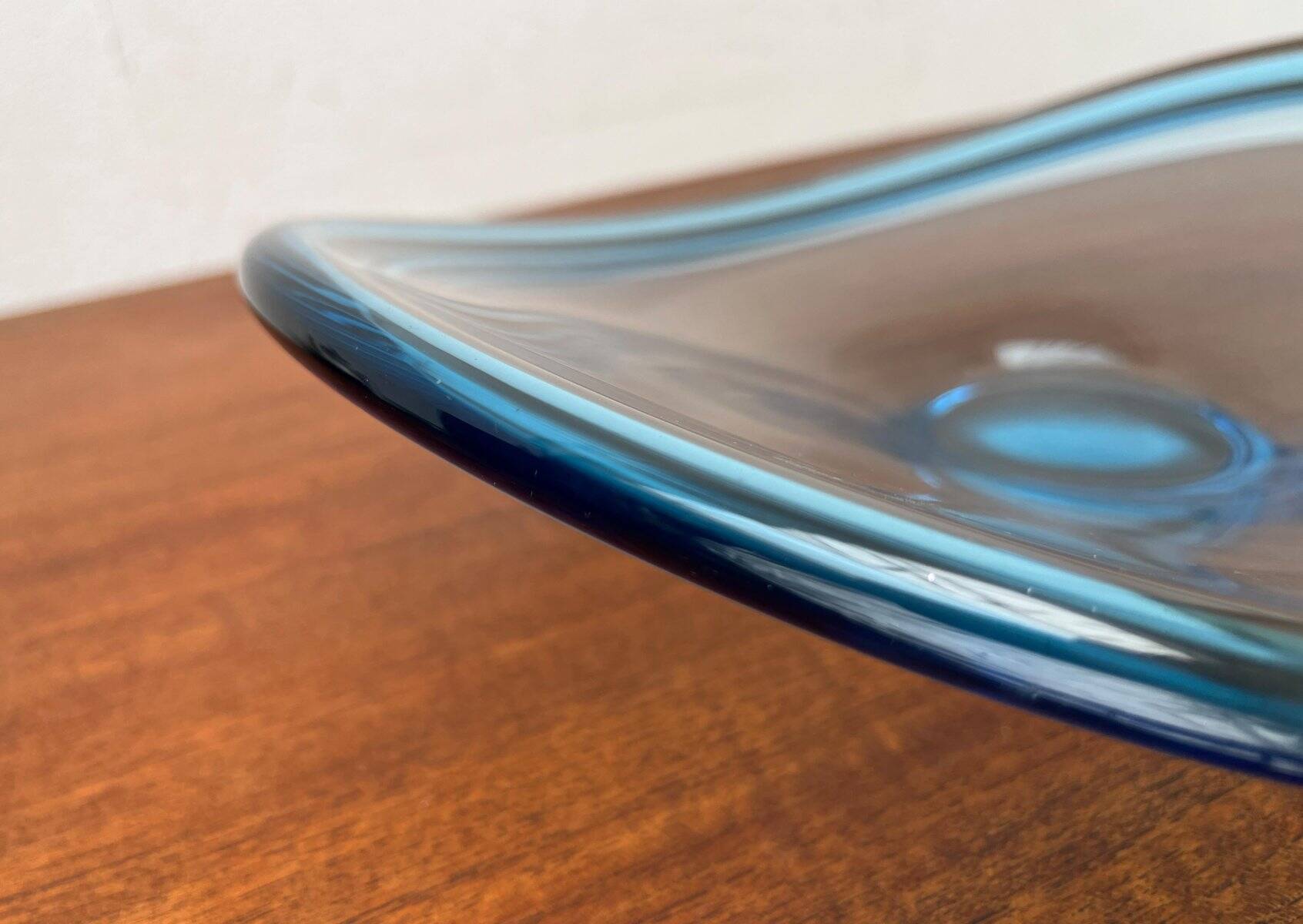 Art glass bowl from the Mid-Century Danish Thule series by Per Lütken for Holmegaard, 1960s.